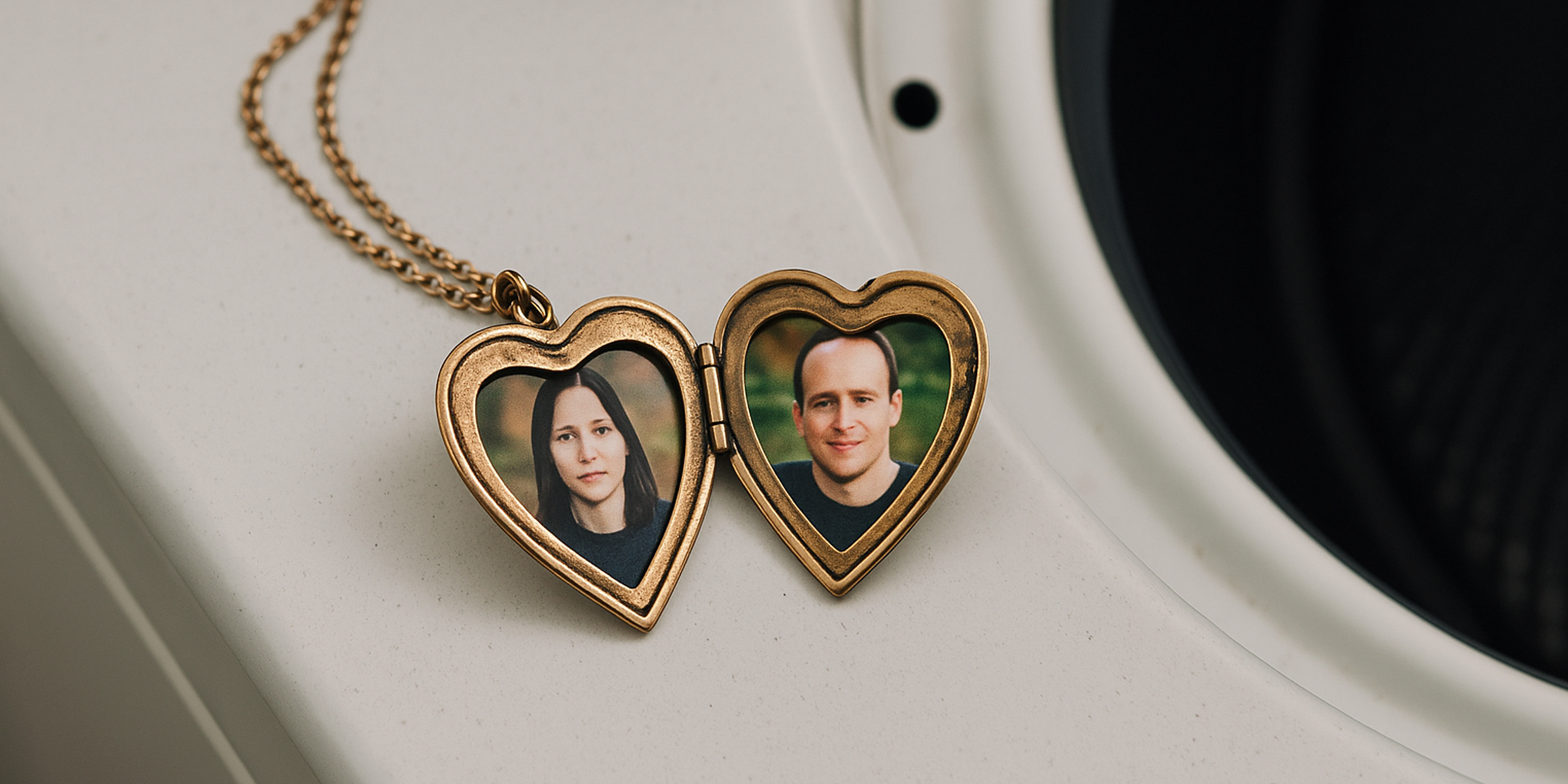 An opened locket | Source: Sora