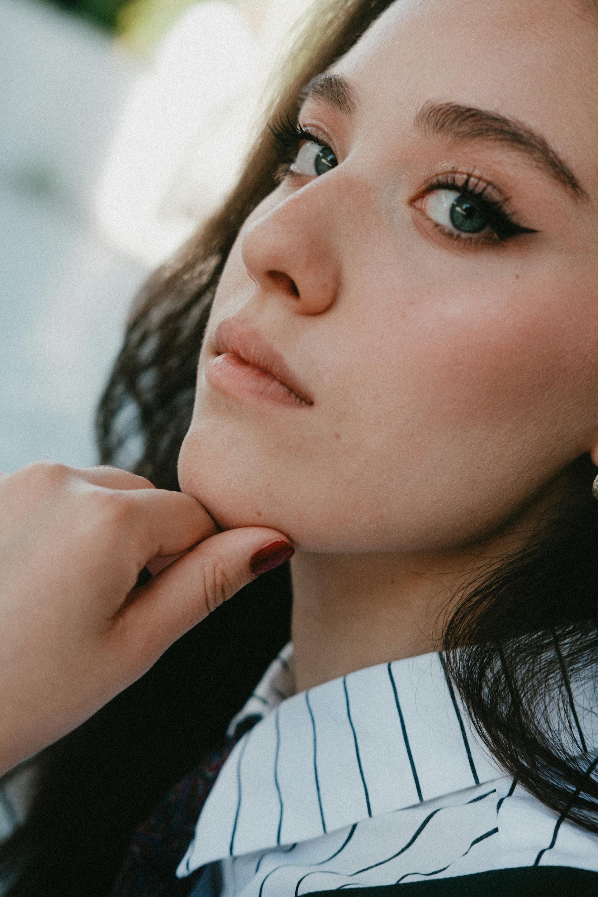 A woman with a thoughtful expression | Source: Pexels