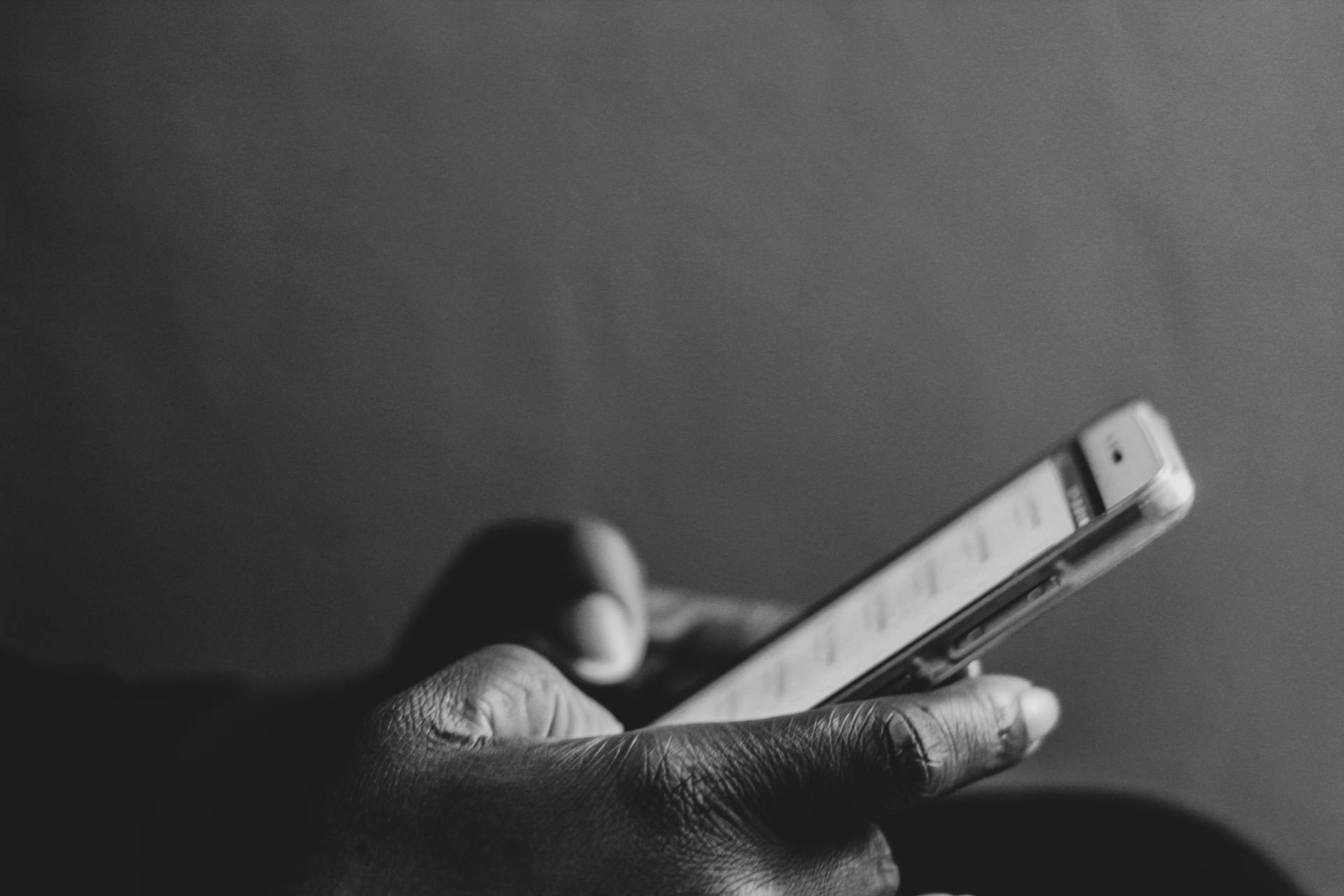 A woman using her cell phone | Source: Pexels