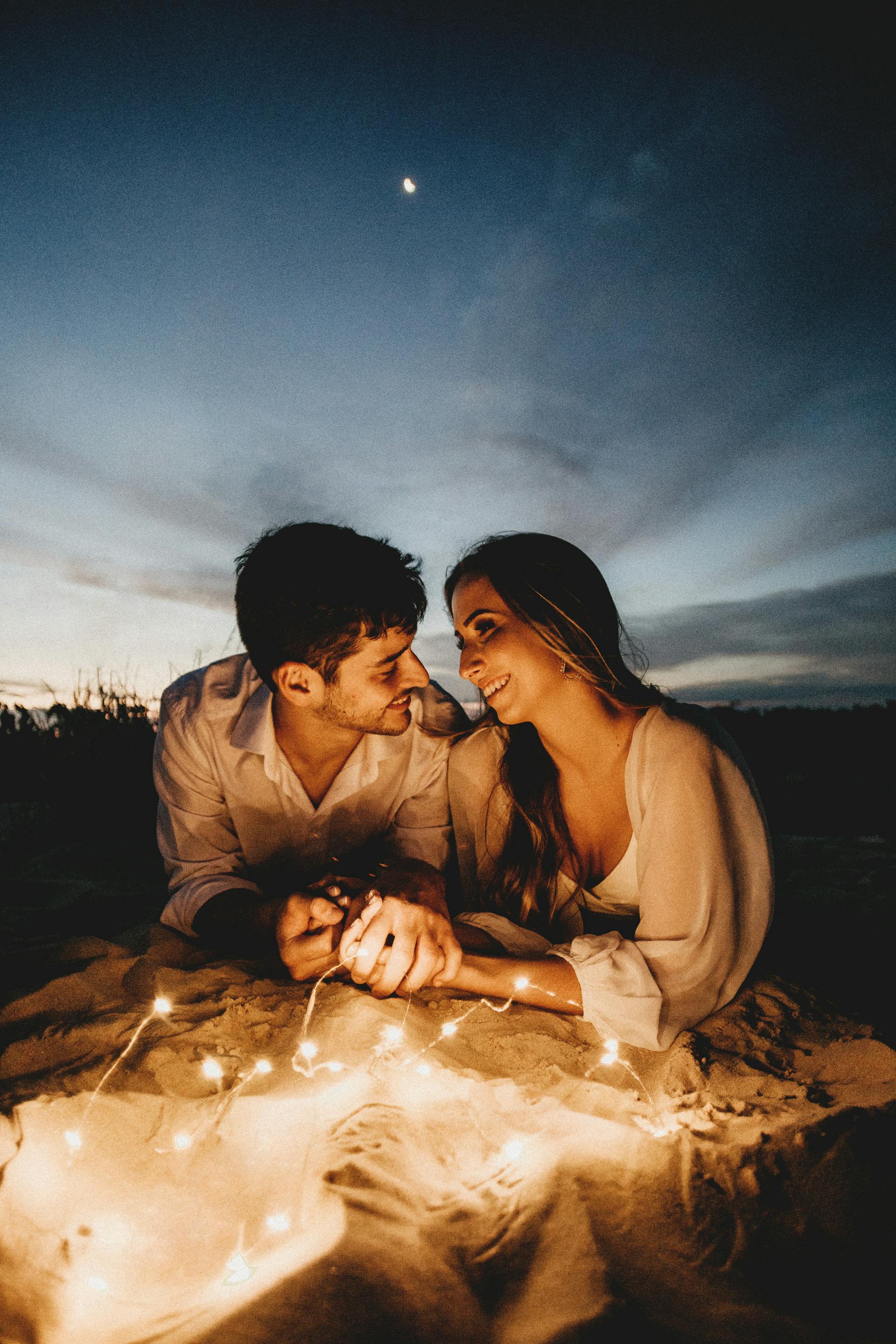 A loving couple holding hands in the evening | Source: Pexels