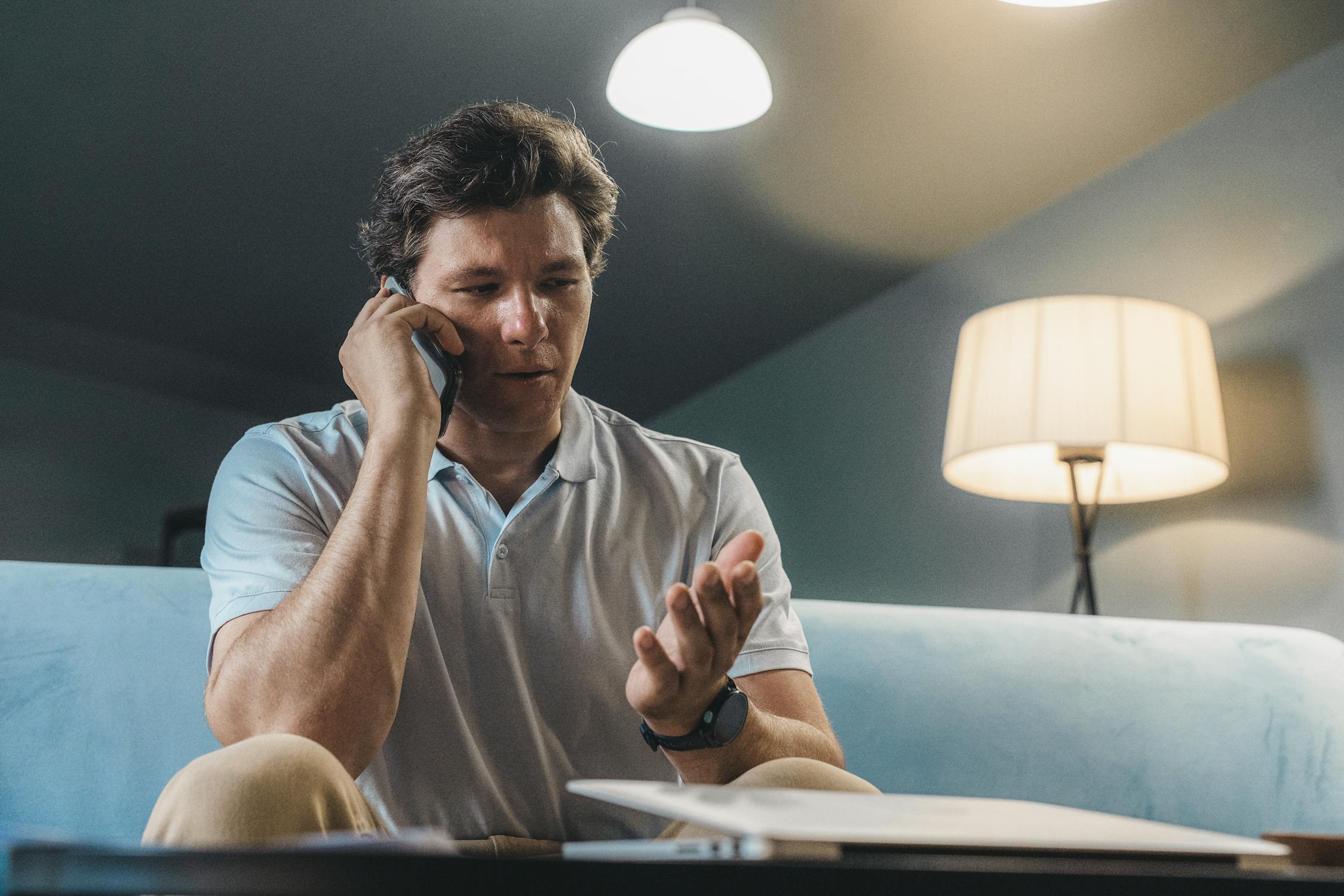 A serious man talking on his phone | Source: Pexels