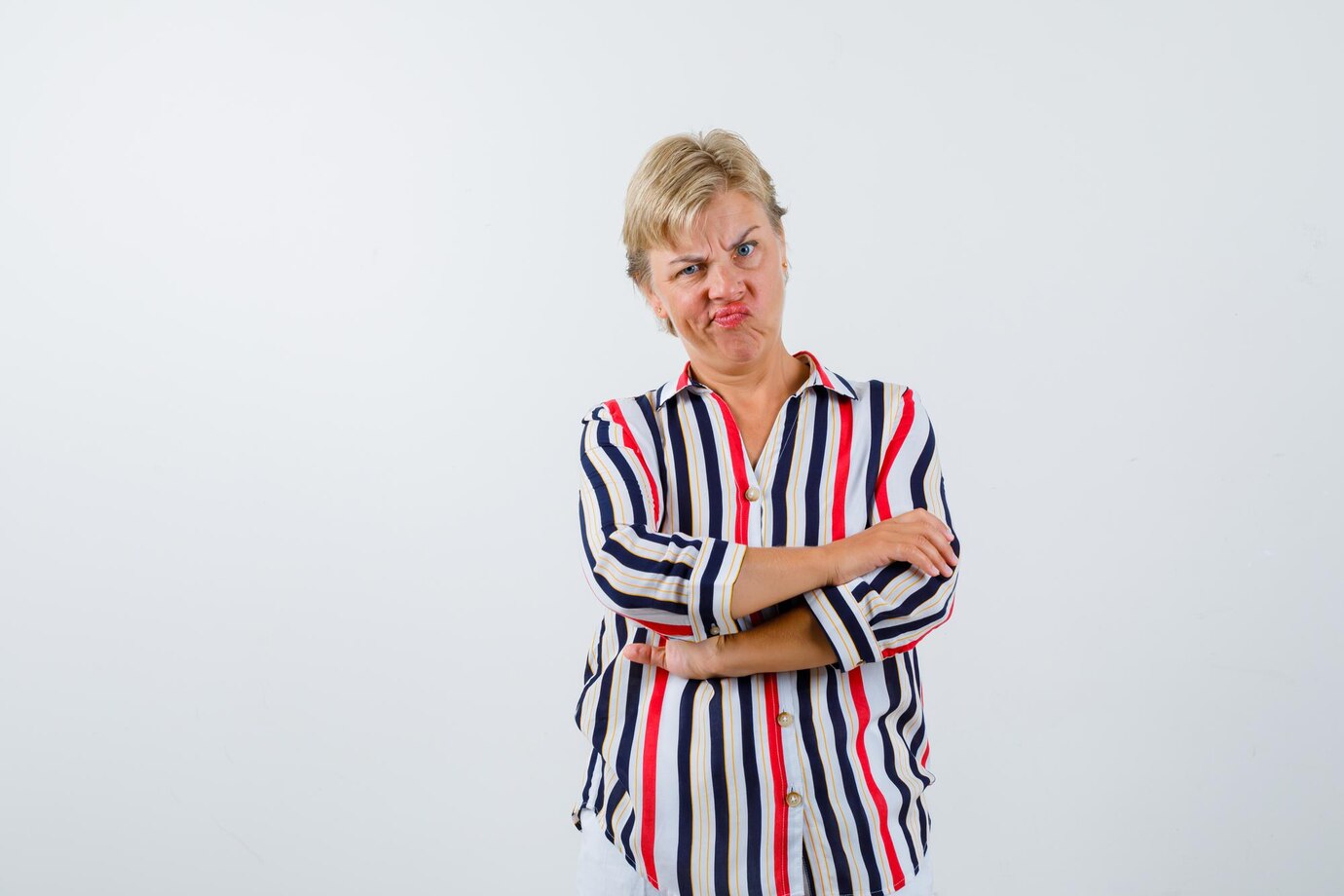 A mature woman with her arms folded | Source: Pexels