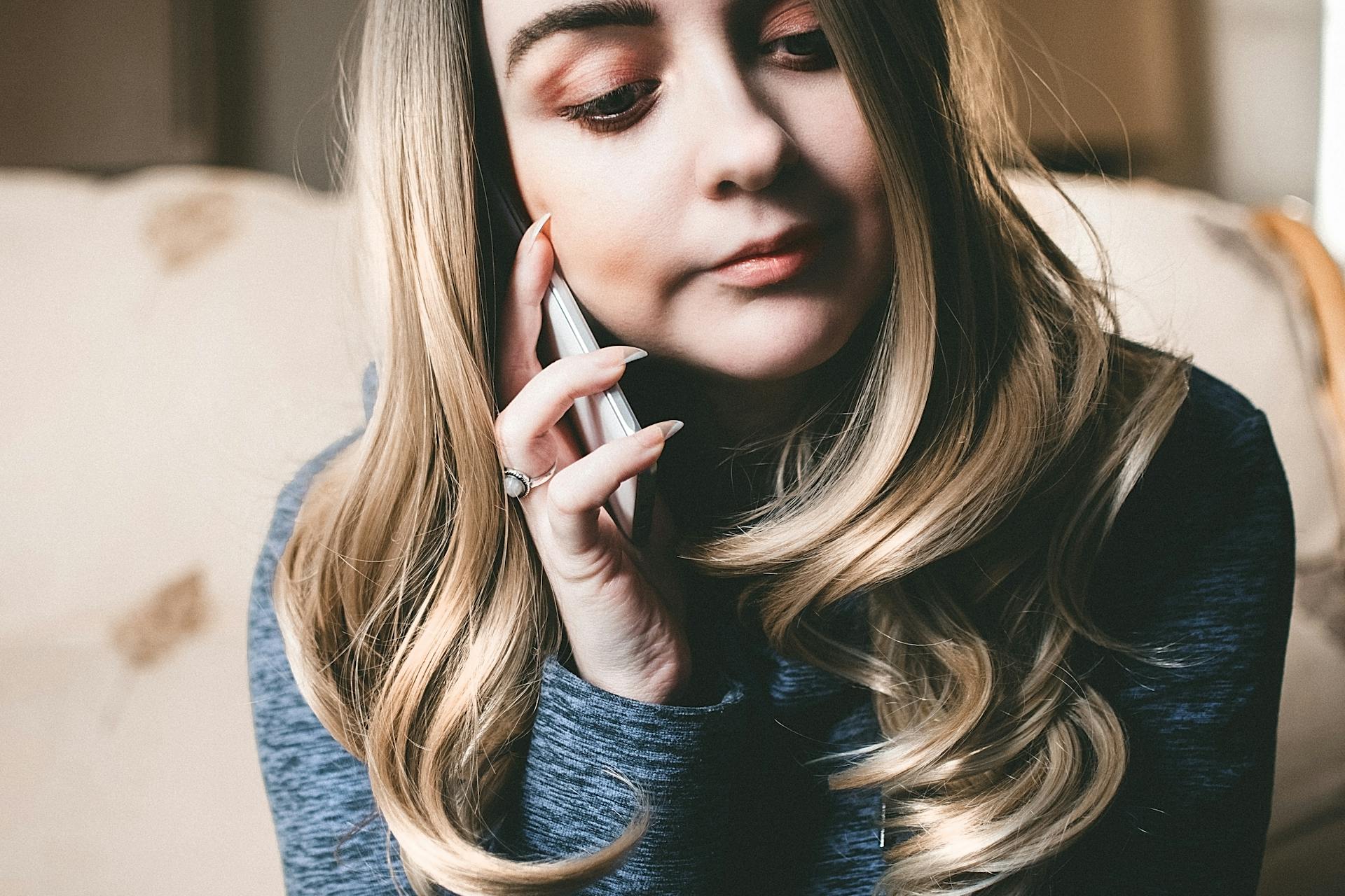 Uma mulher falando ao celular | Fonte: Pexels