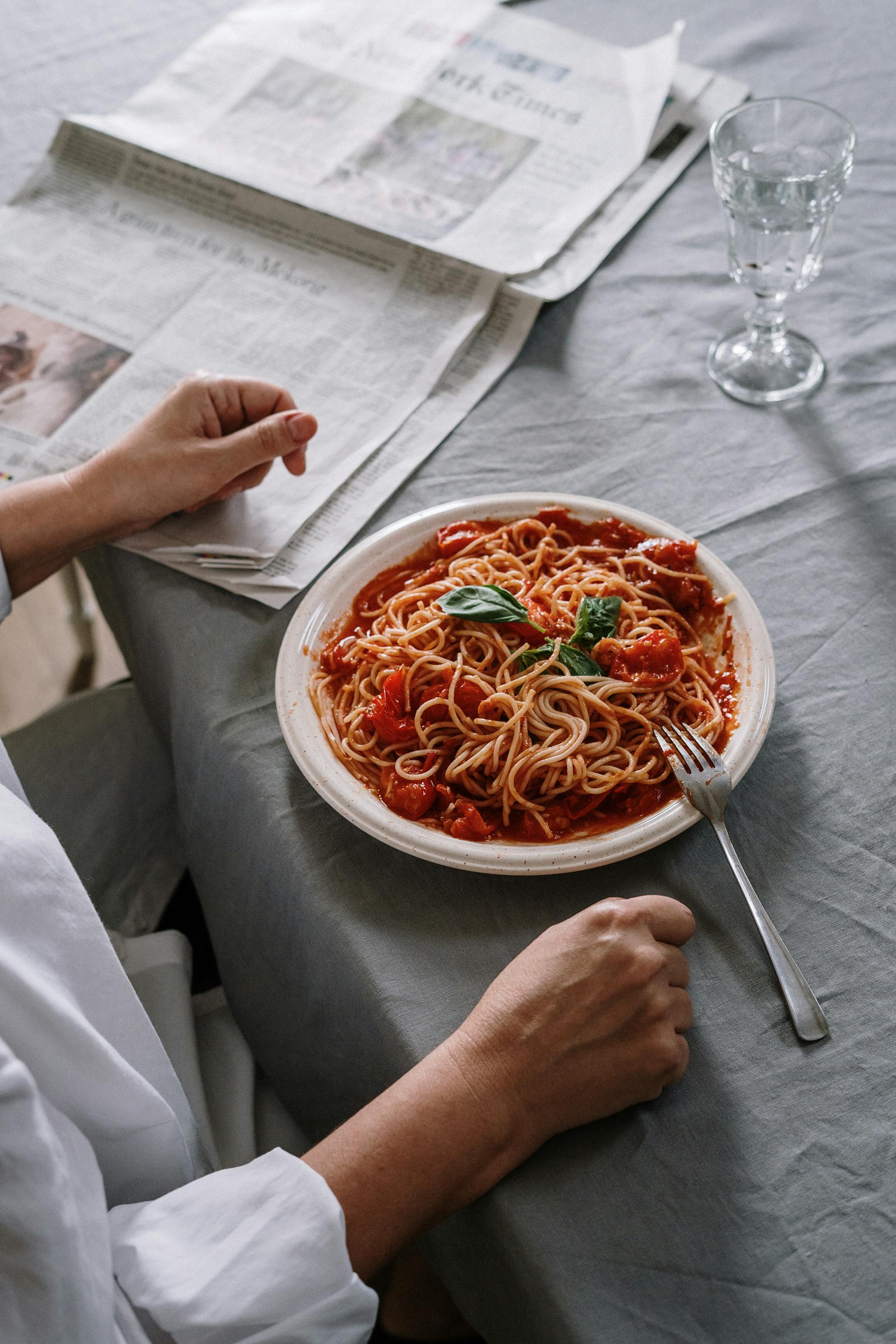 A man at a table eating dinner | Source: Pexels