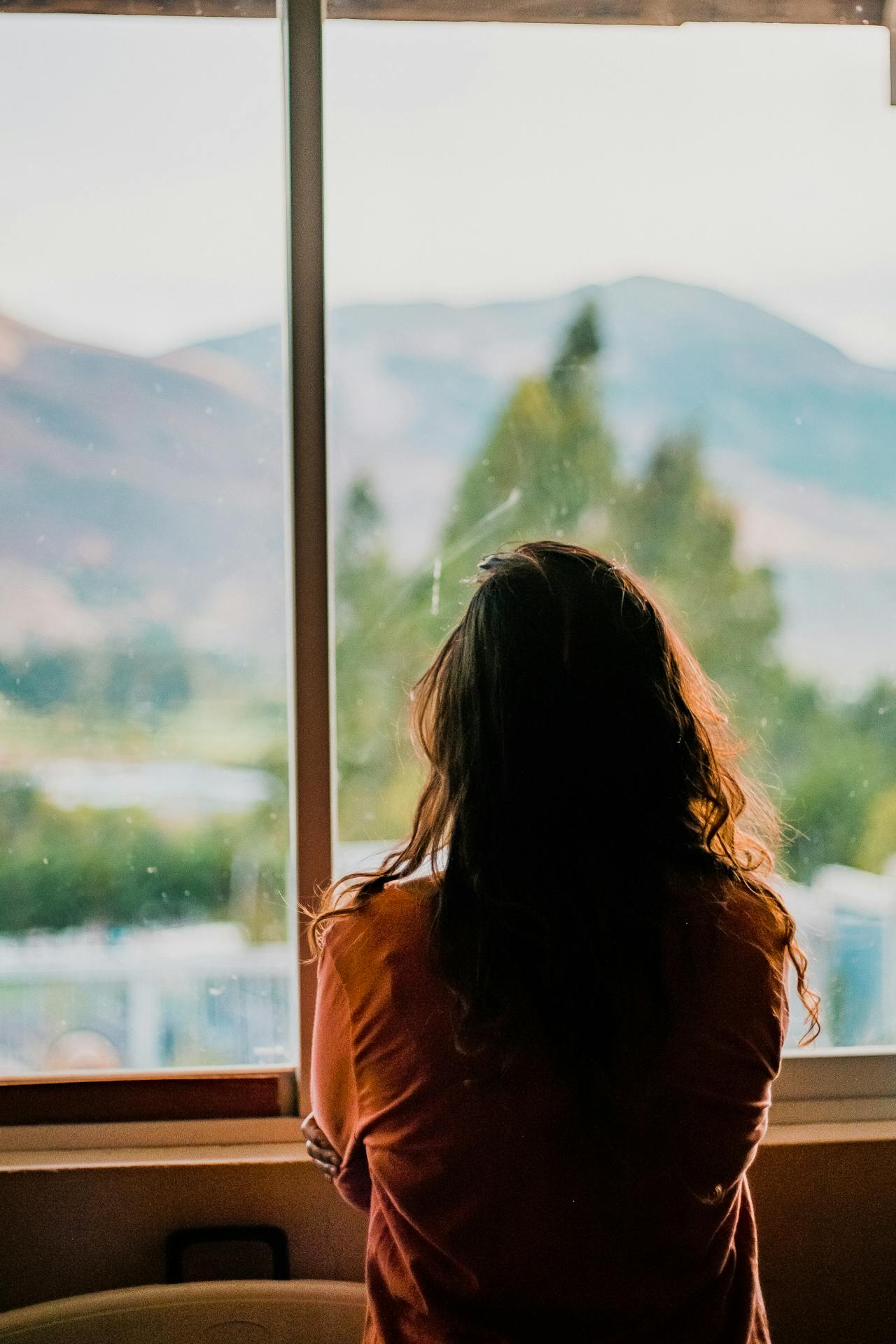 A lonely woman looking out the window | Source: Pexels