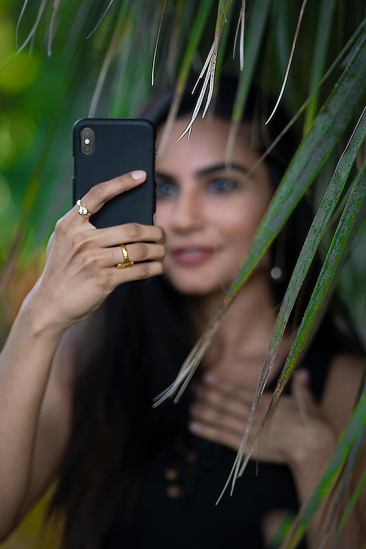 A woman holding her phone | Source: Pexels