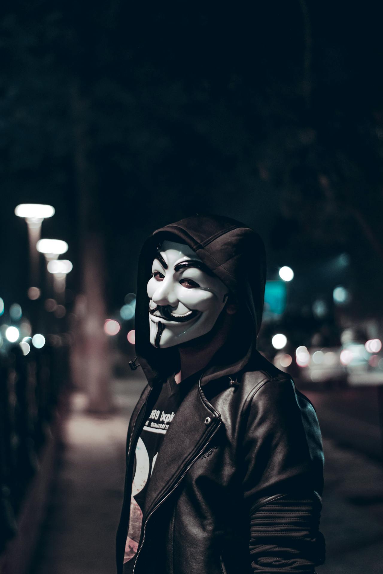 A man in a creepy mask standing on the street | Source: Pexels