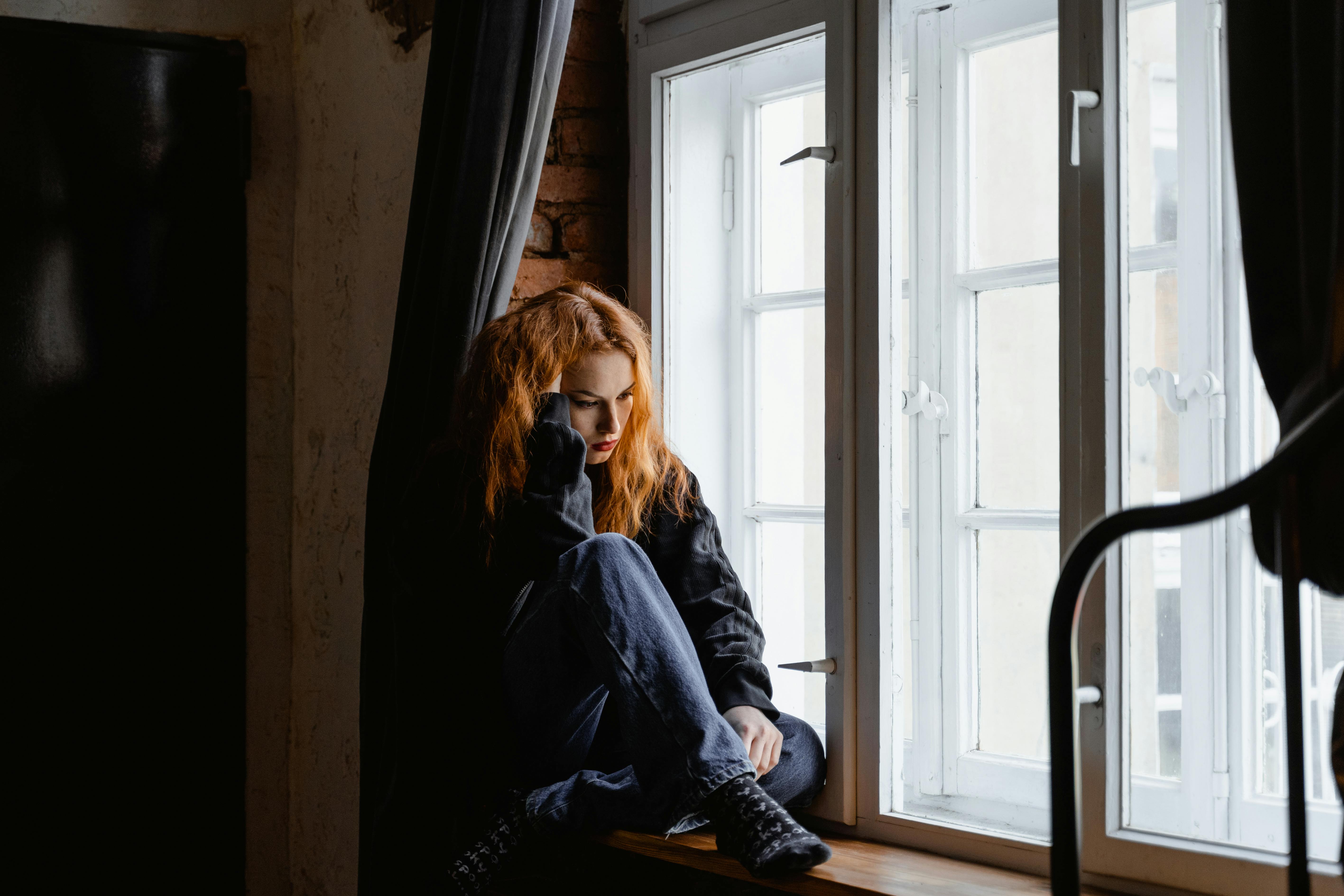 An upset woman thinking | Source: Pexels