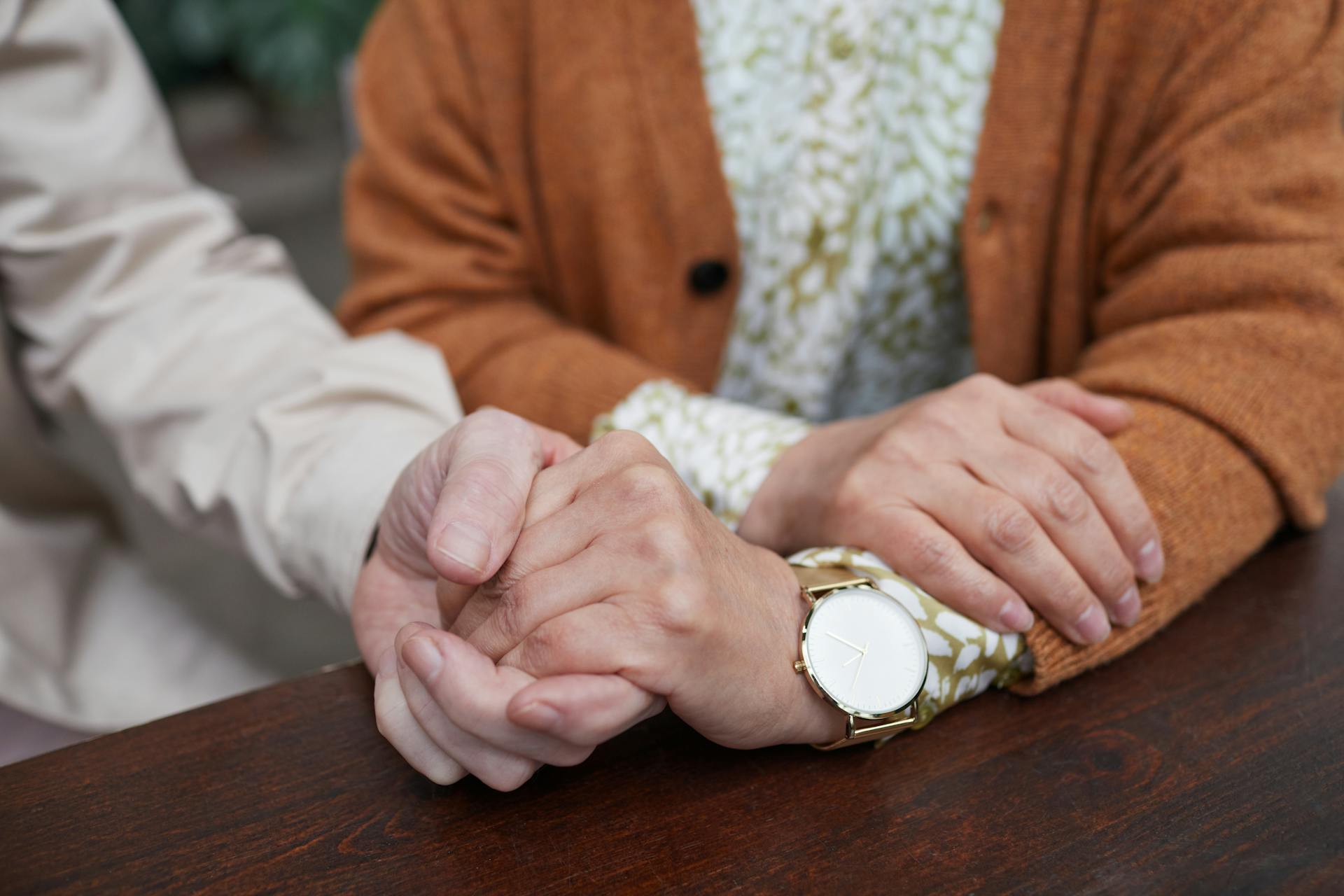 A couple holding hands | Source: Pexels