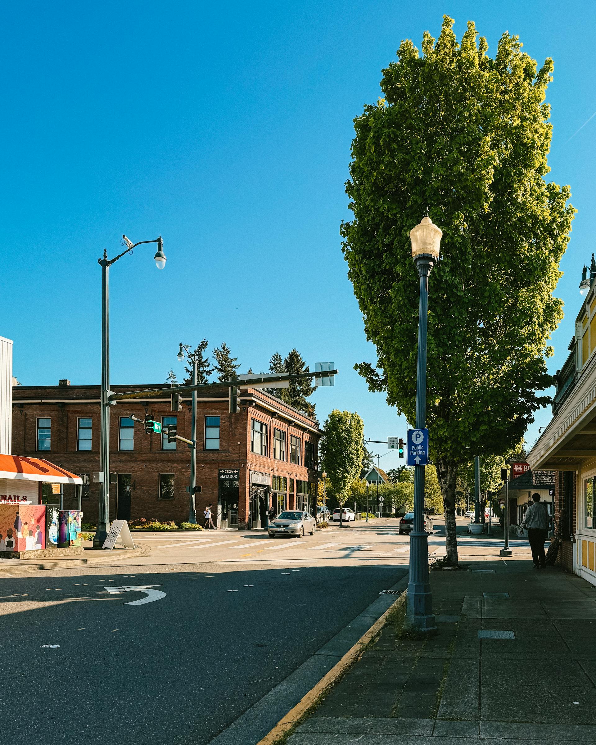A quiet suburban road | Source: Pexels