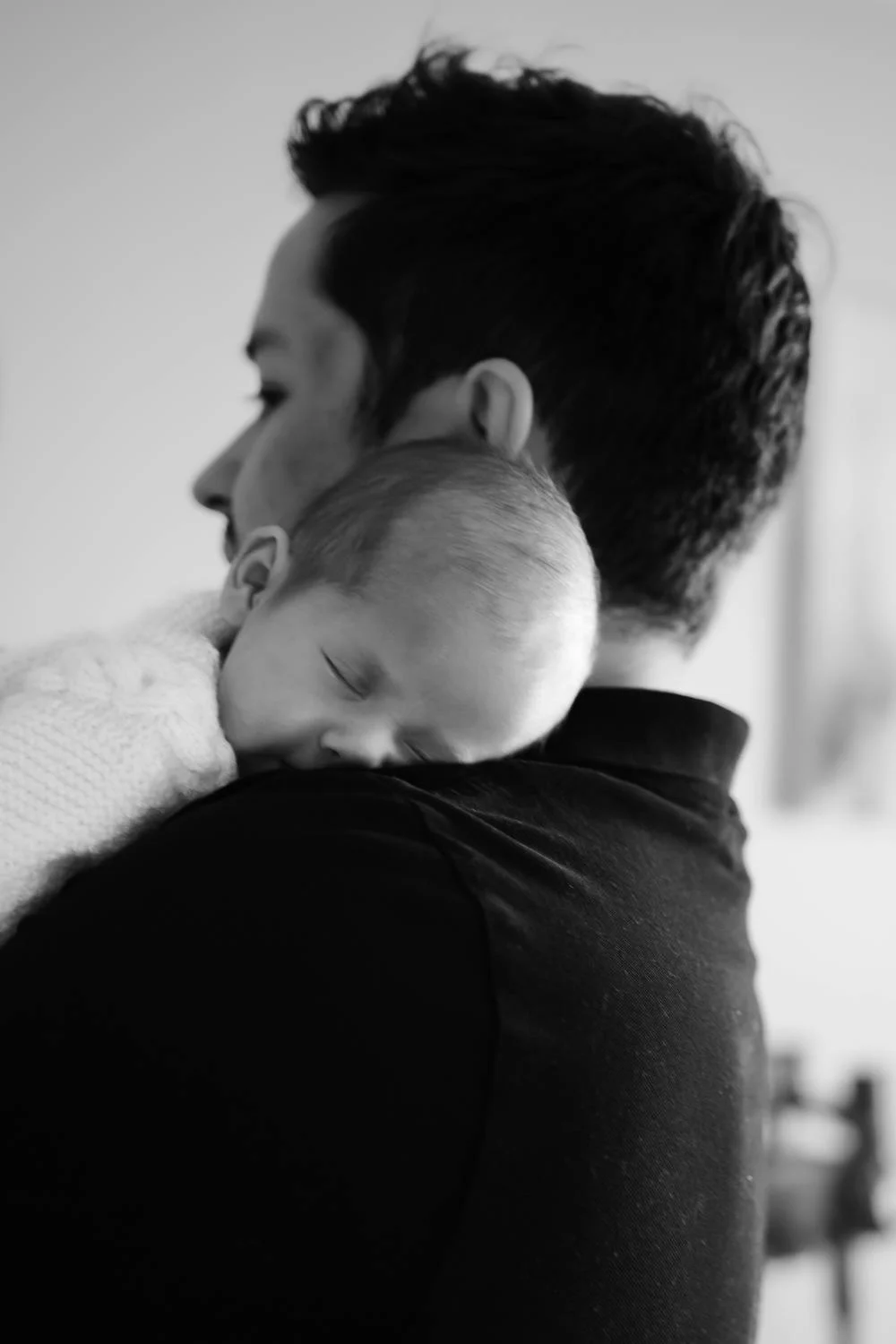 A man holding a baby on his shoulder | Source: Pexels