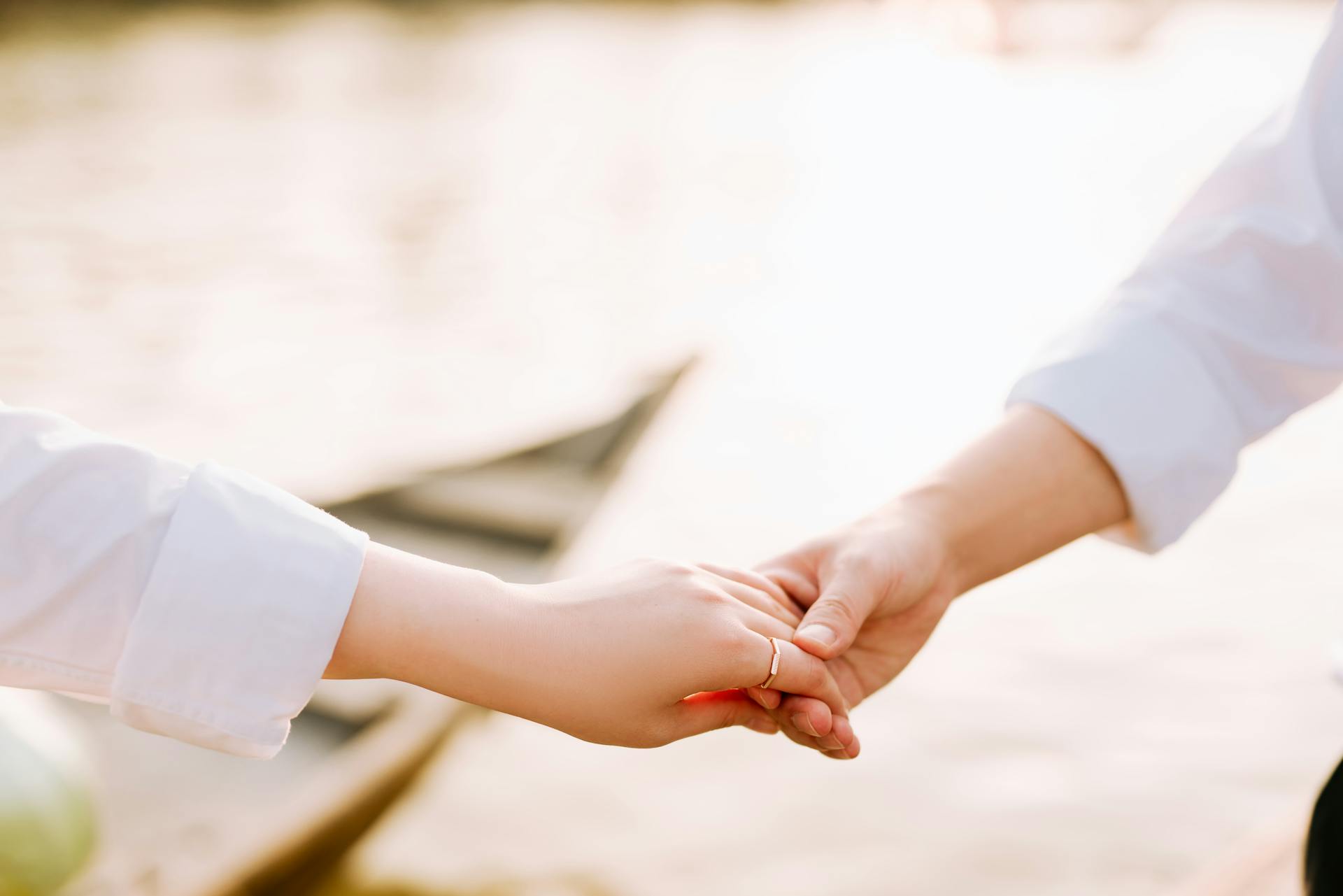 A couple holding hands | Source: Pexels