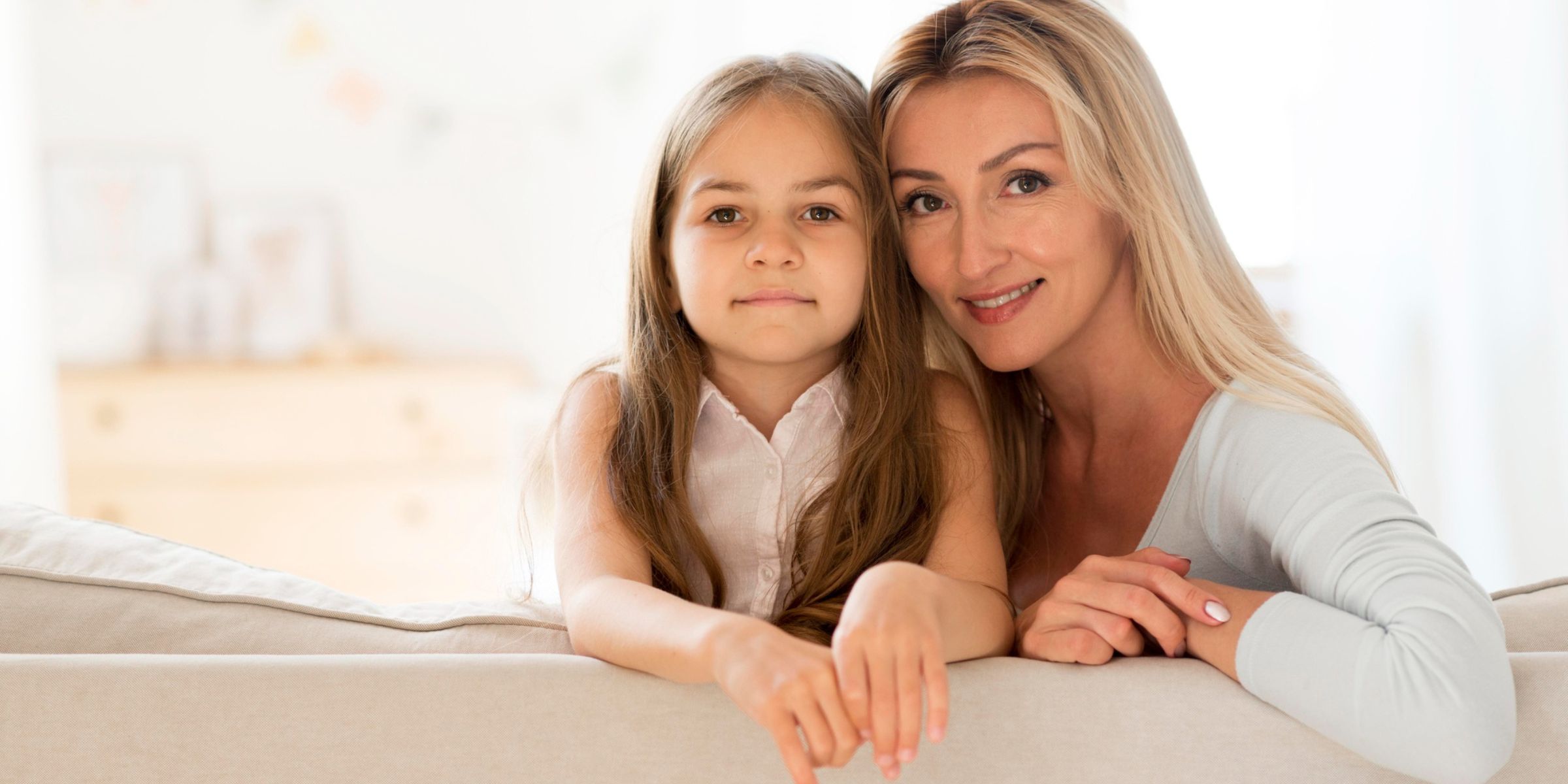 A woman and a girl | Source: Magnific