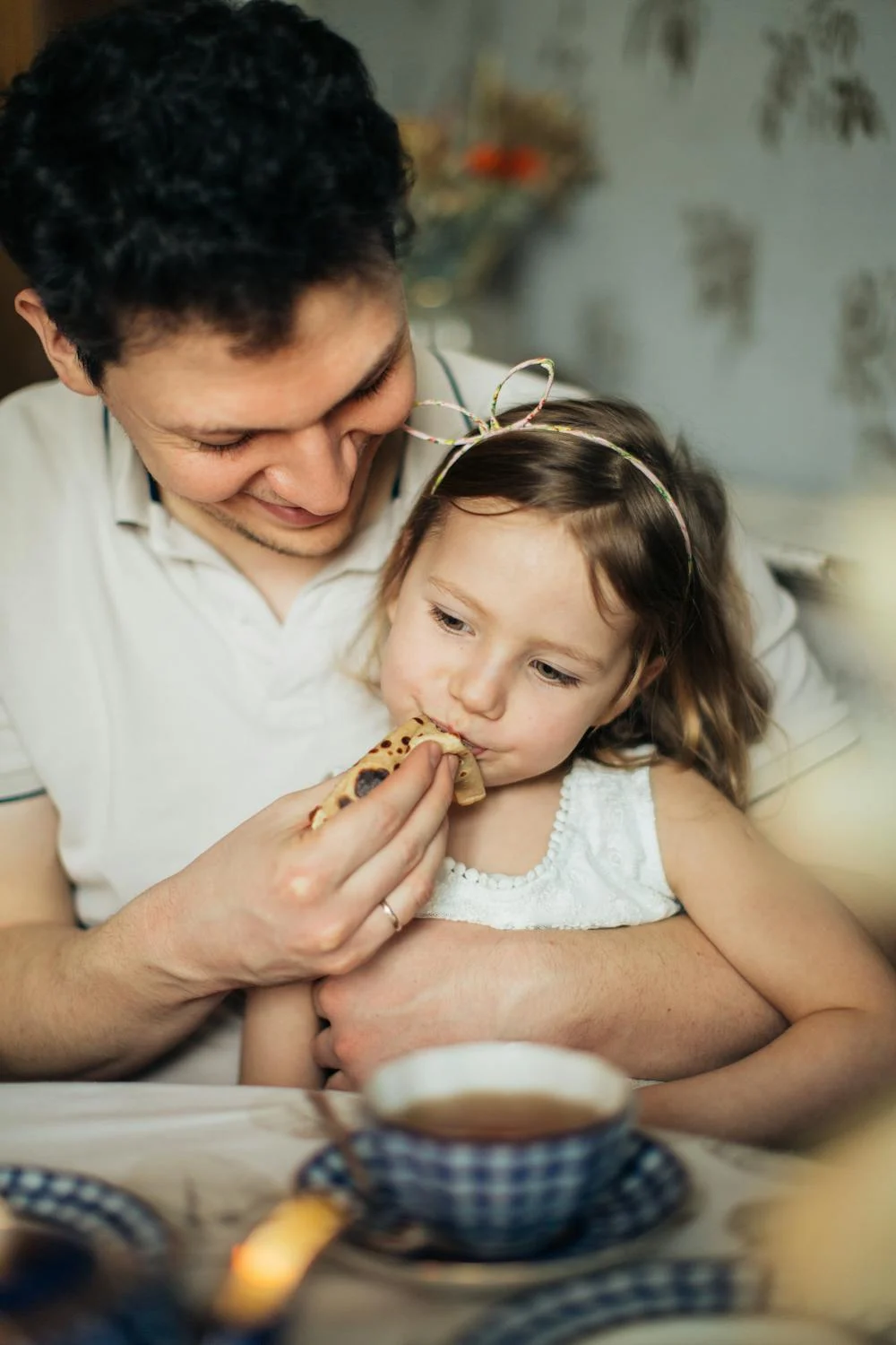 A man feeding his daughter | Source: Pexels