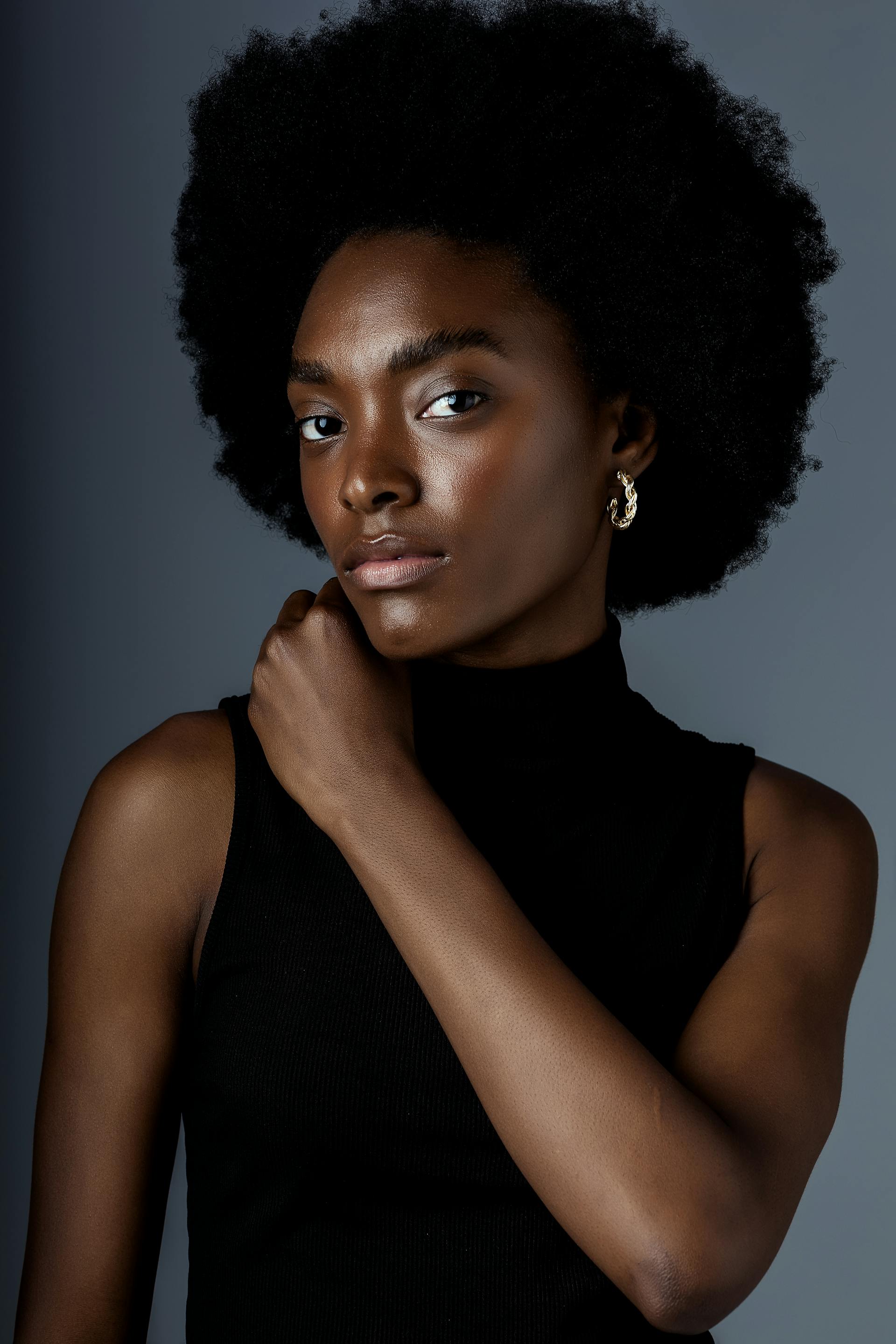 A woman looking at someone | Source: Pexels