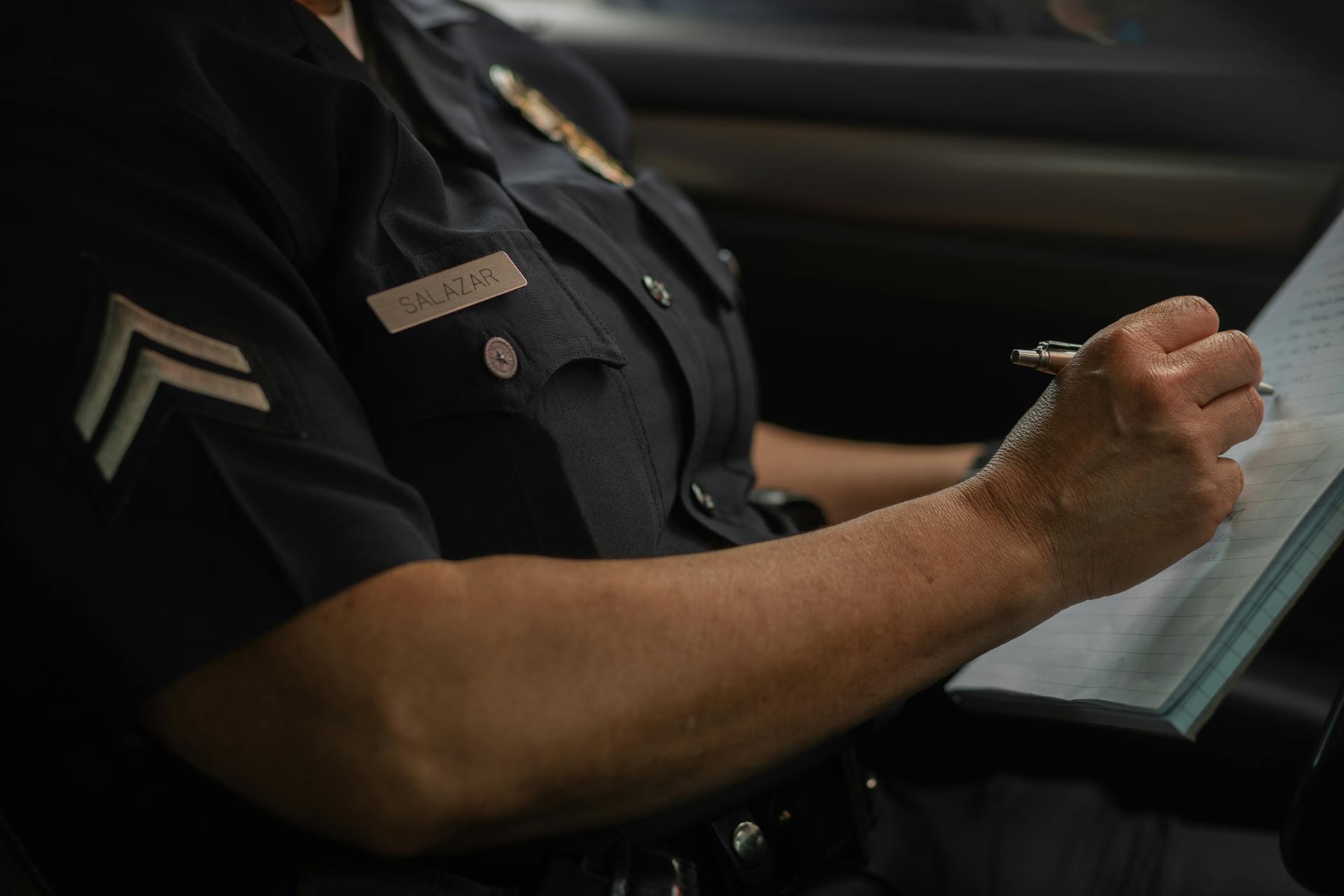 A police officer taking notes | Source: Pexels