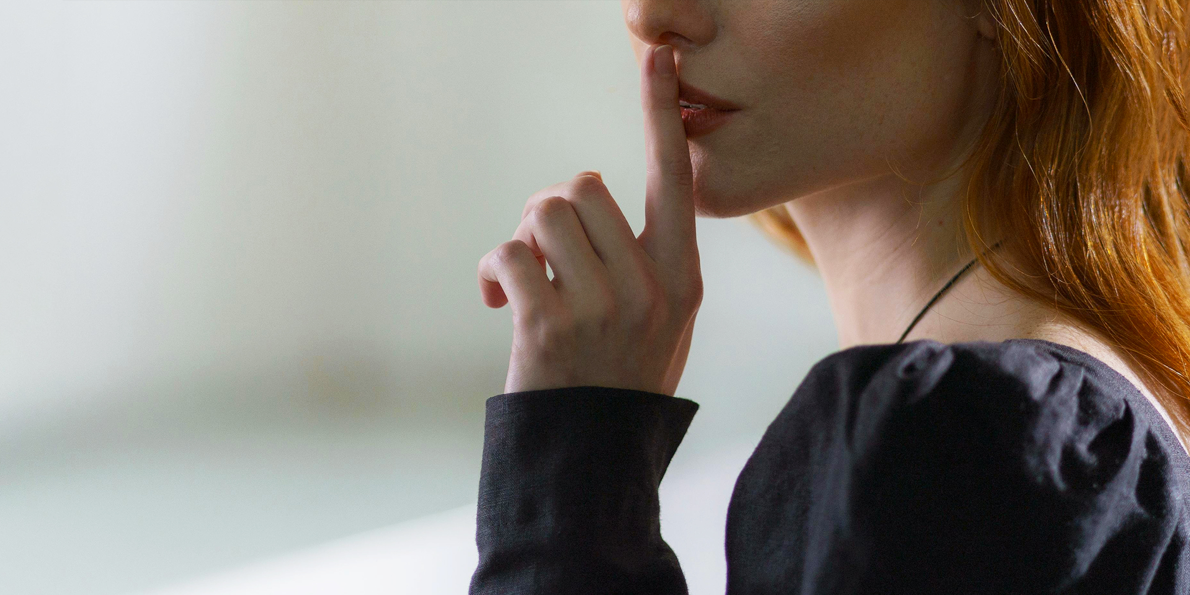Woman keeping a secret | Source: Pexels