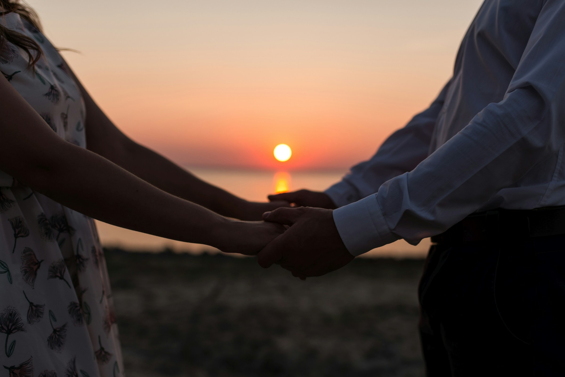 A romantic couple holding hands | Source: Unsplash