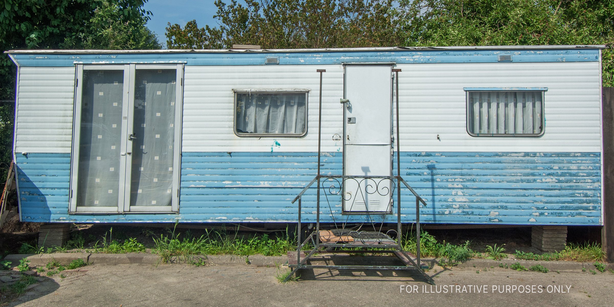 Blue and white trailer. | Source: Shutterstock