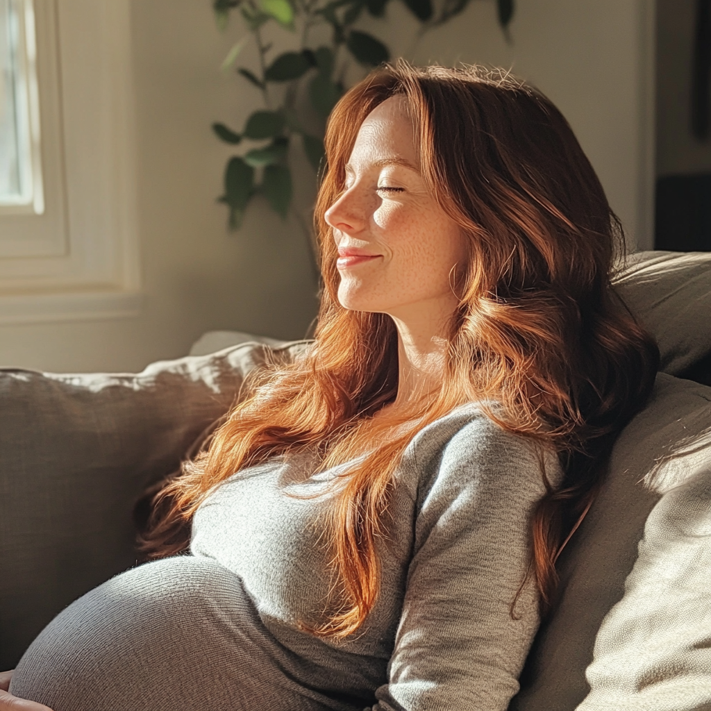 A pregnant woman sitting on a couch | Source: Midjourney