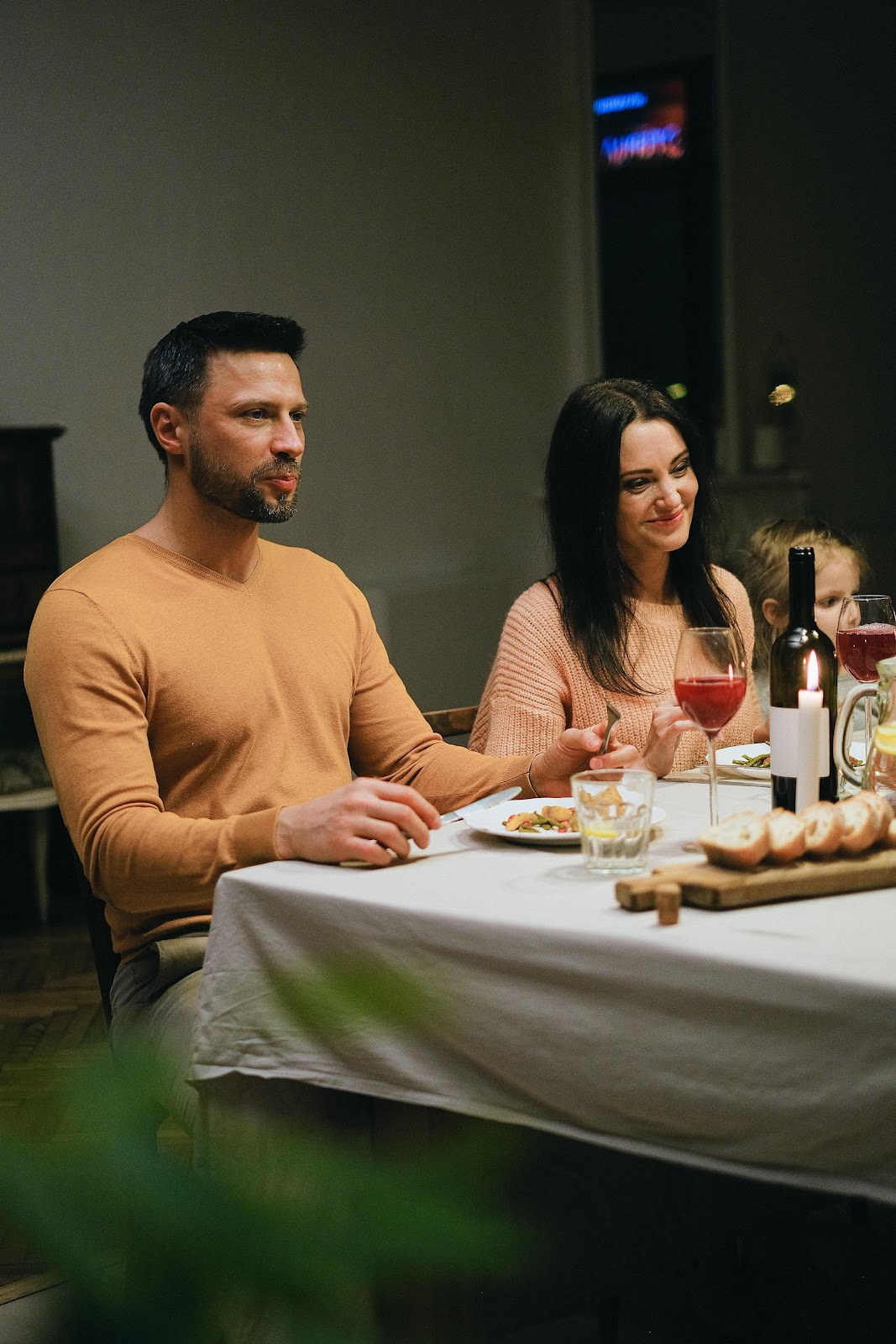 A couple having dinner with family | Source: Pexels