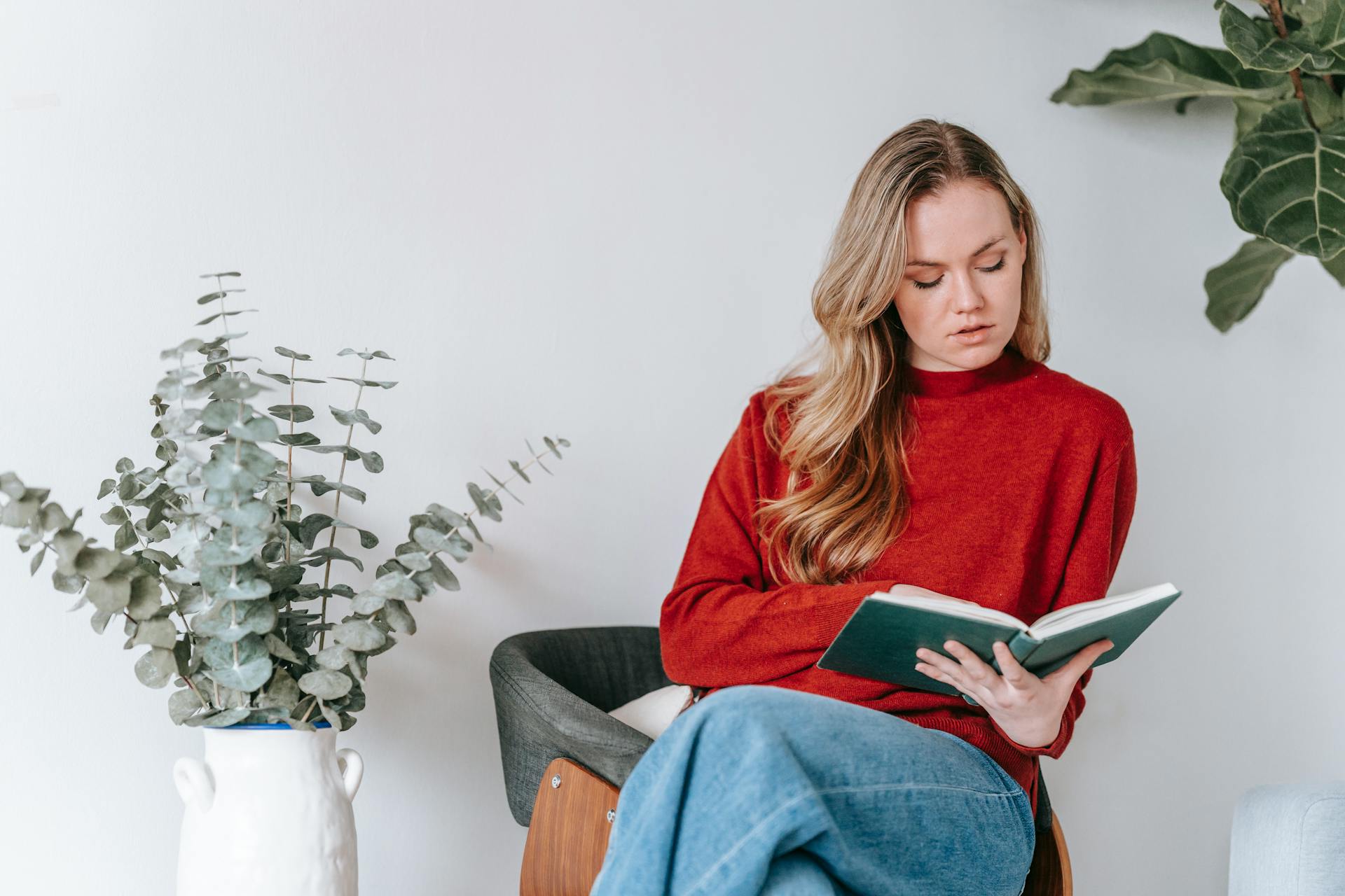 A woman reading a book | Source: Pexels