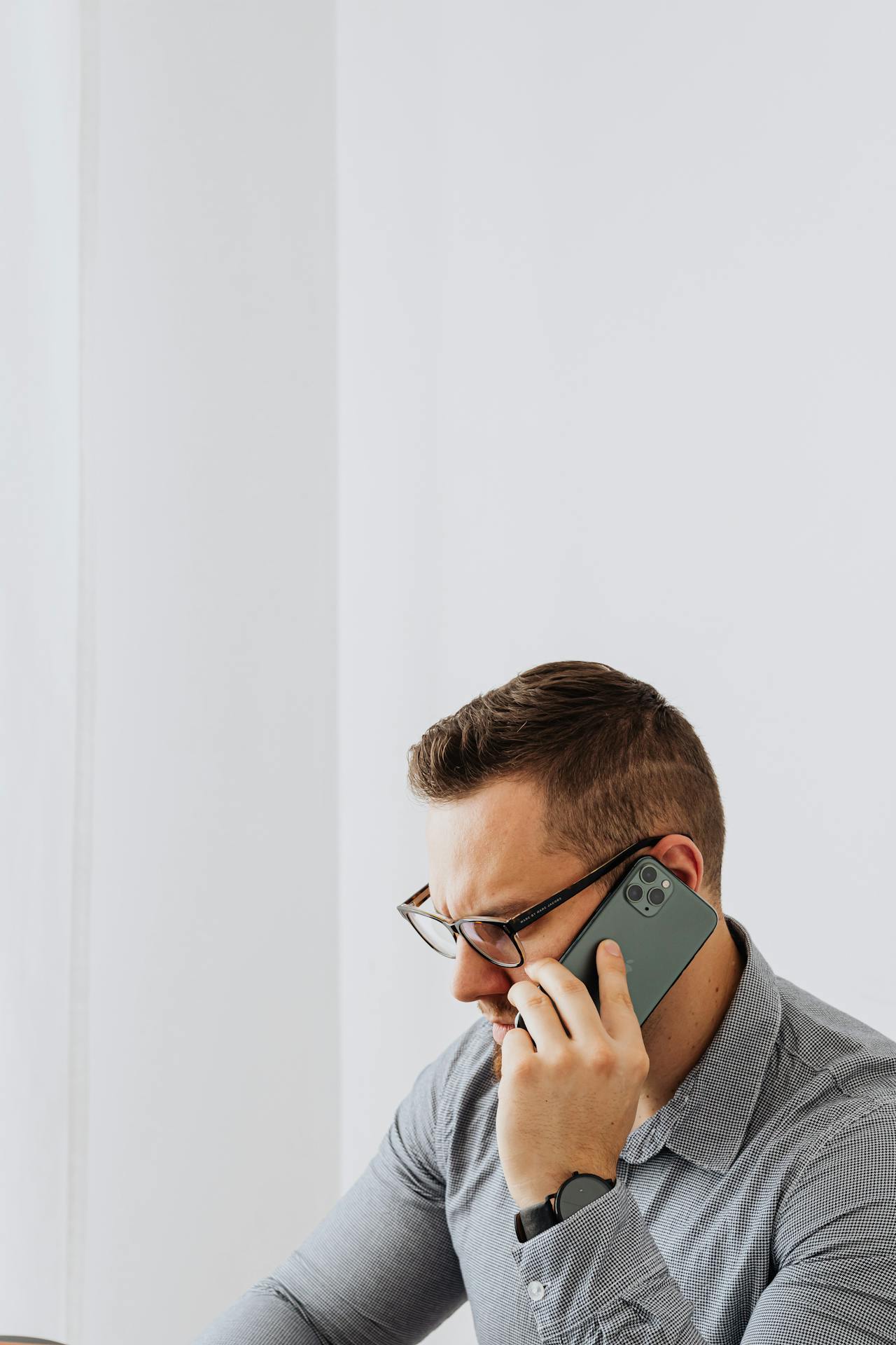A worried man talking on the phone | Source: Pexels