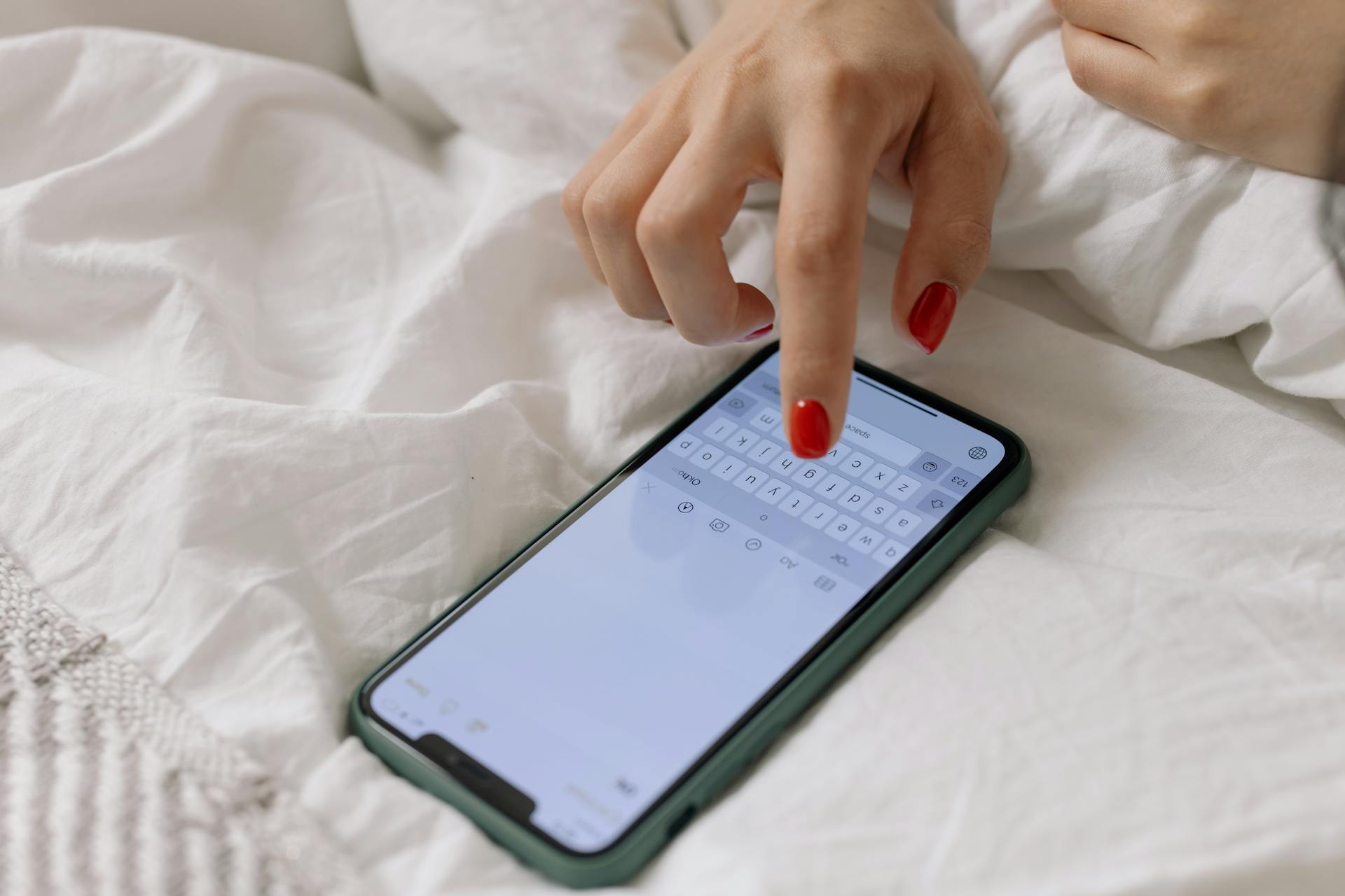 A woman writing a message on her phone | Source: Pexels