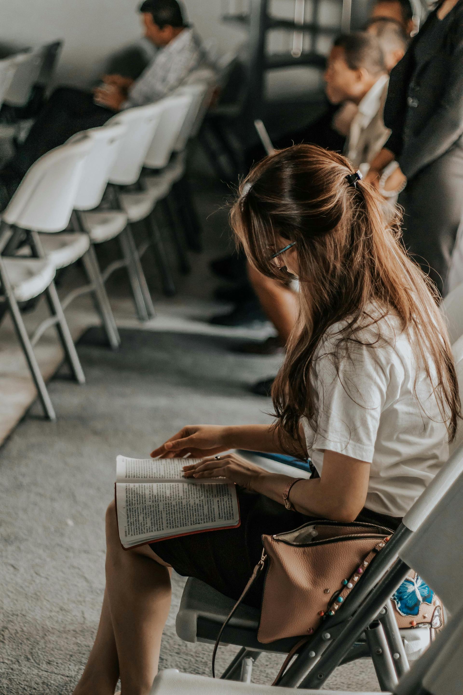 Uma mulher assistindo a uma palestra na faculdade | Fonte: Pexels