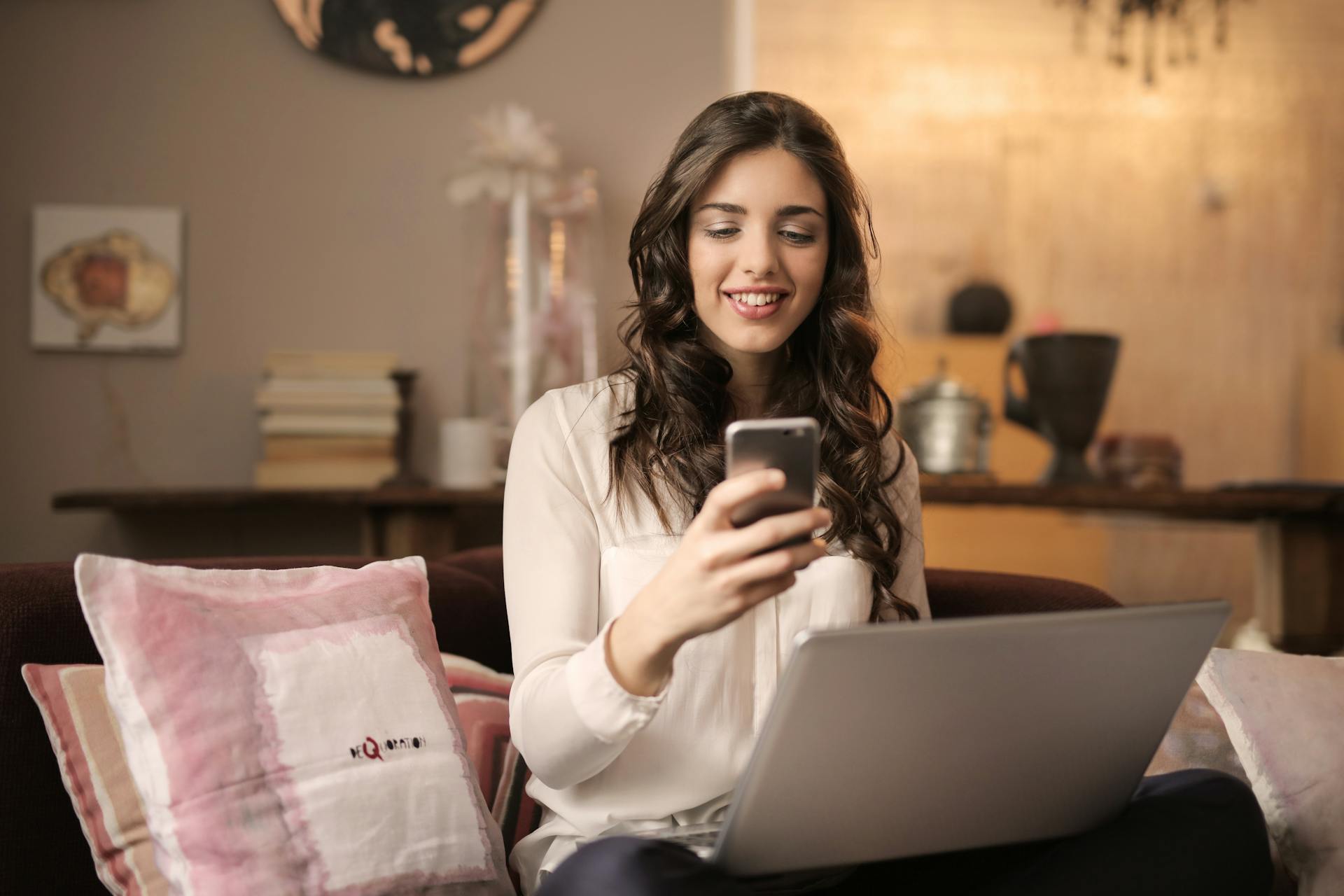 A woman using her phone | Source: Pexels