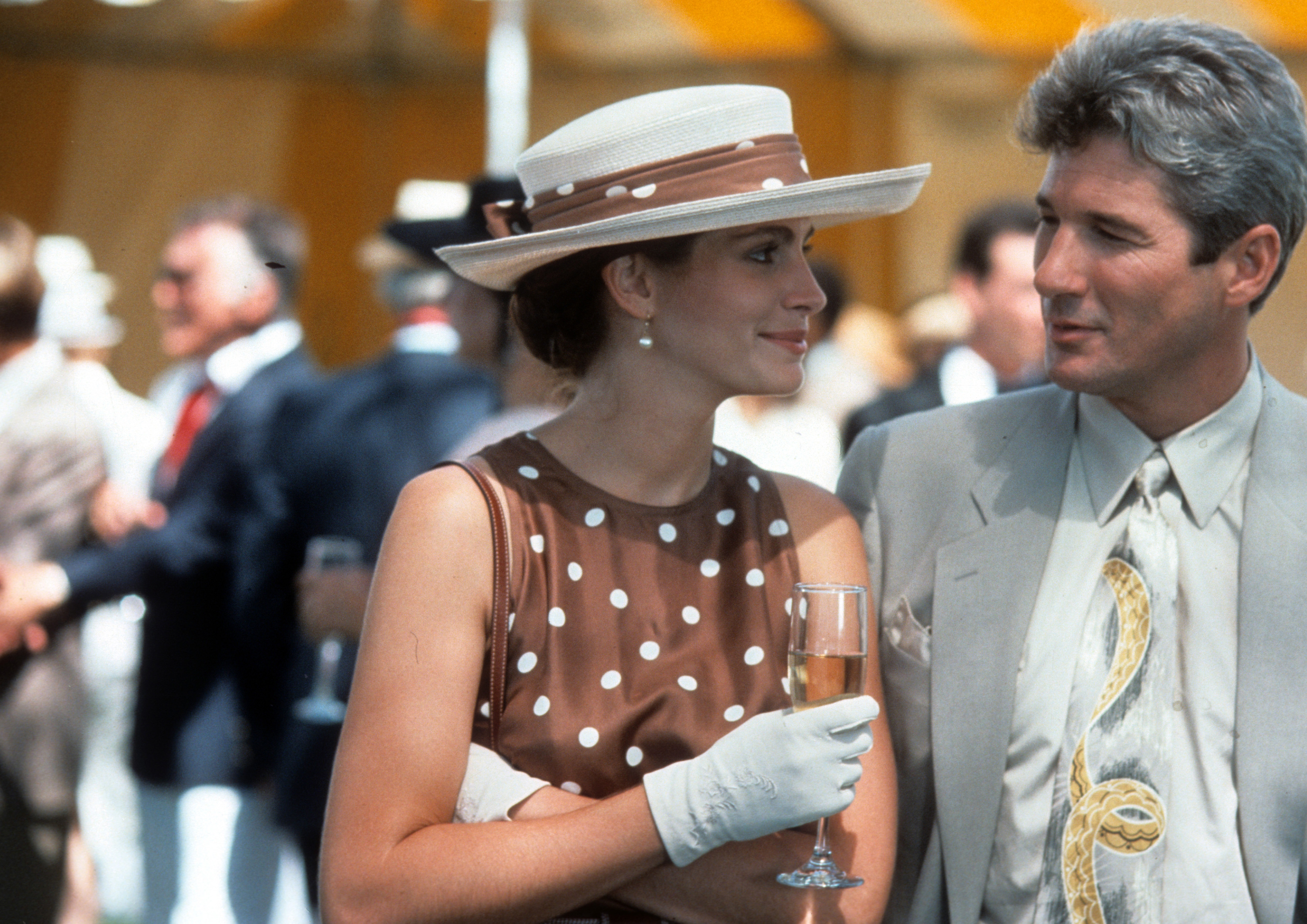 Julia Roberts has a drink with Richard Gere in a scene from "Pretty Woman," 1990 | Source: Getty Images