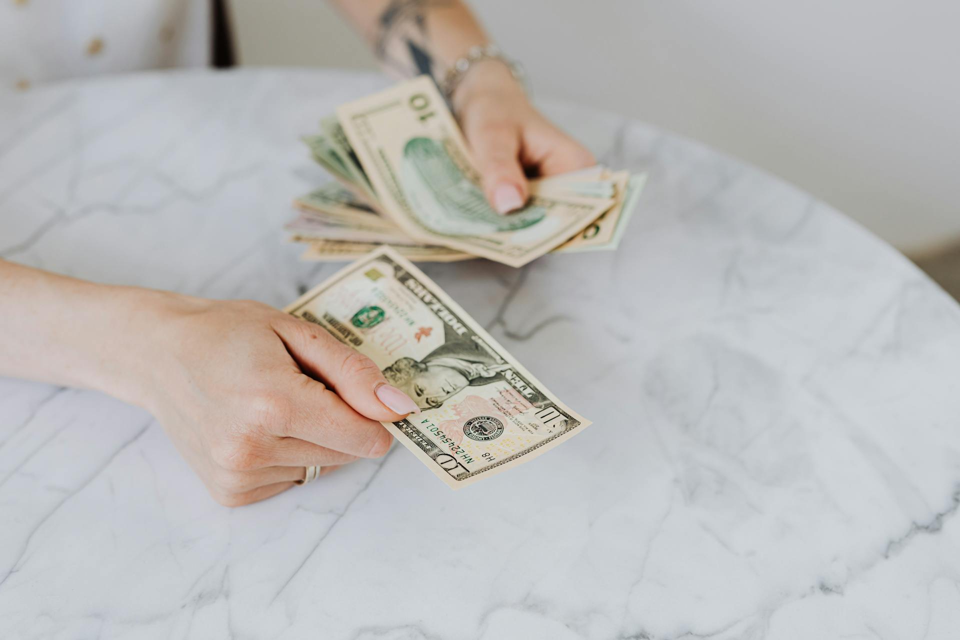 A woman counting money | Source: Pexels