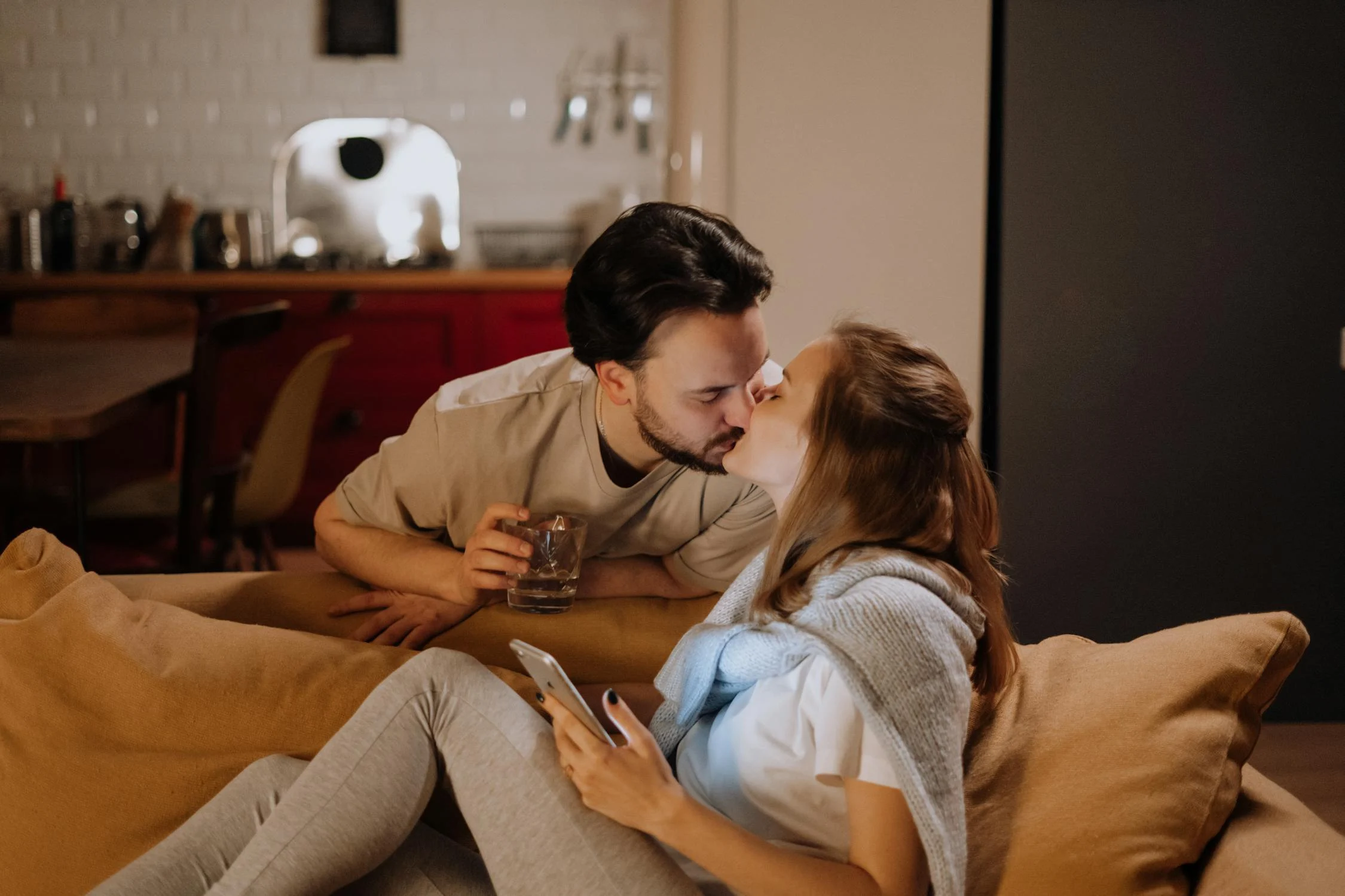 A couple kissing at home | Source: Pexels