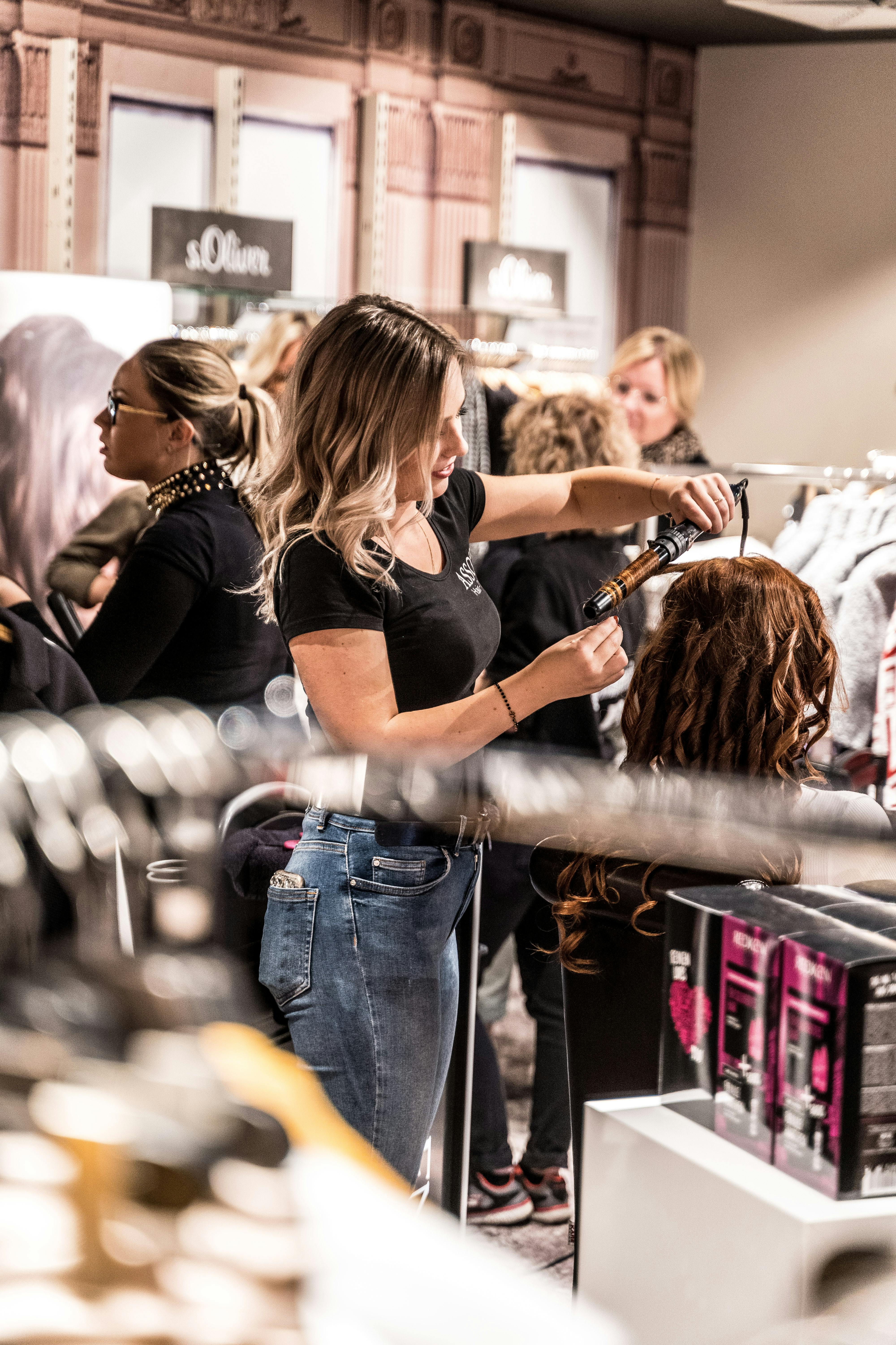 A hairdresser working | Source: Pexels