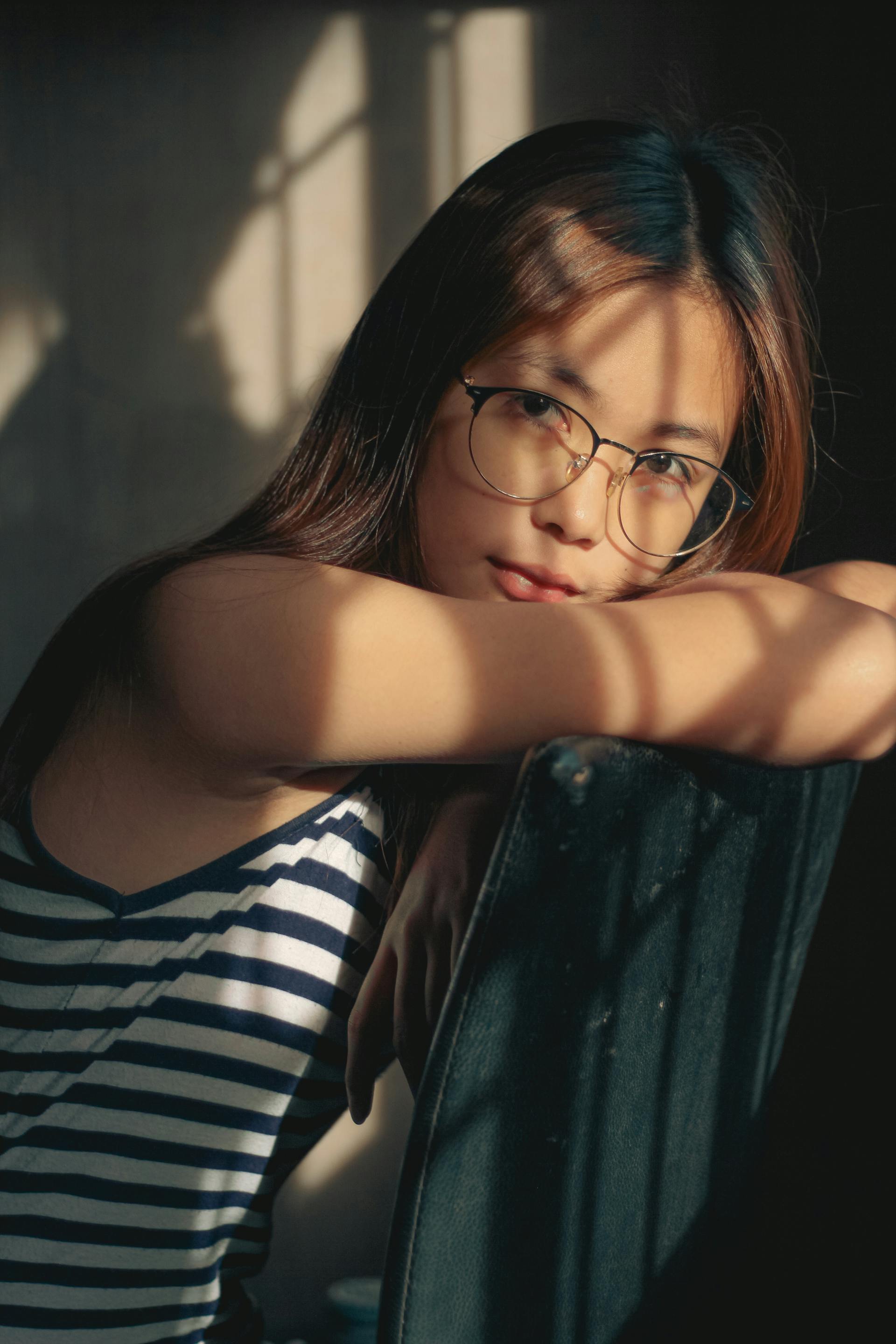 A teen girl with a thoughtful expression | Source: Pexels