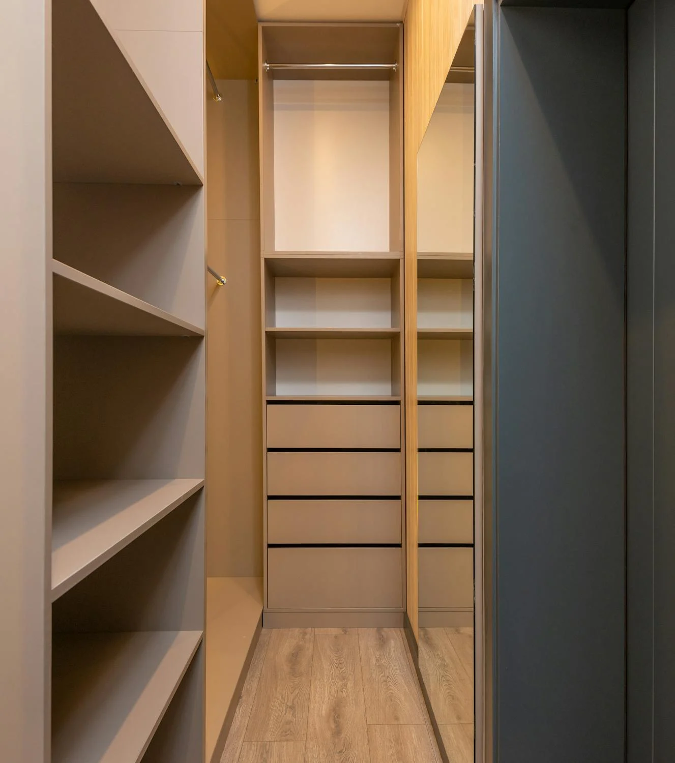 An empty closet | Source: Pexels