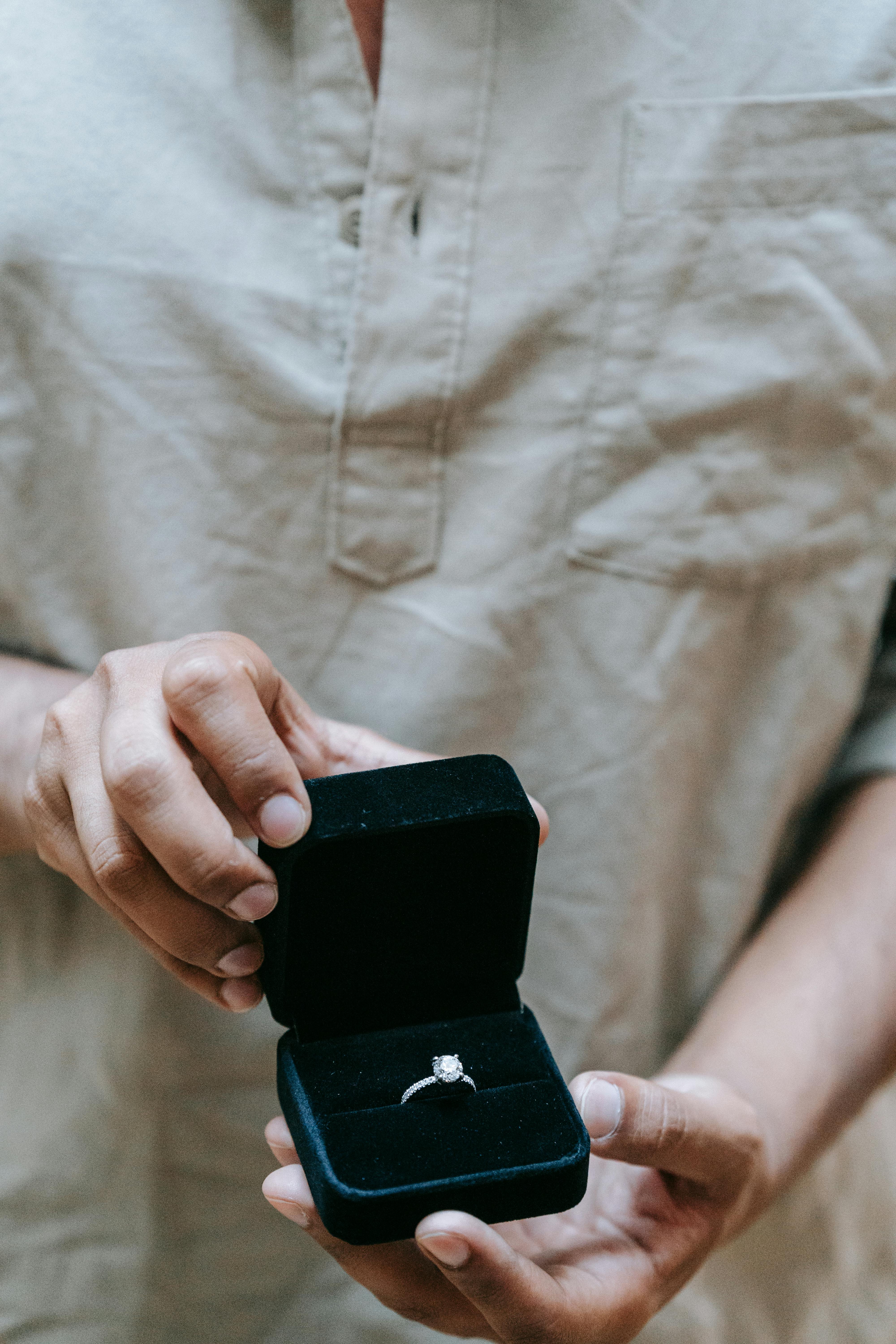 Une personne tenant une boîte de bague de fiançailles ouverte | Source : Pexels