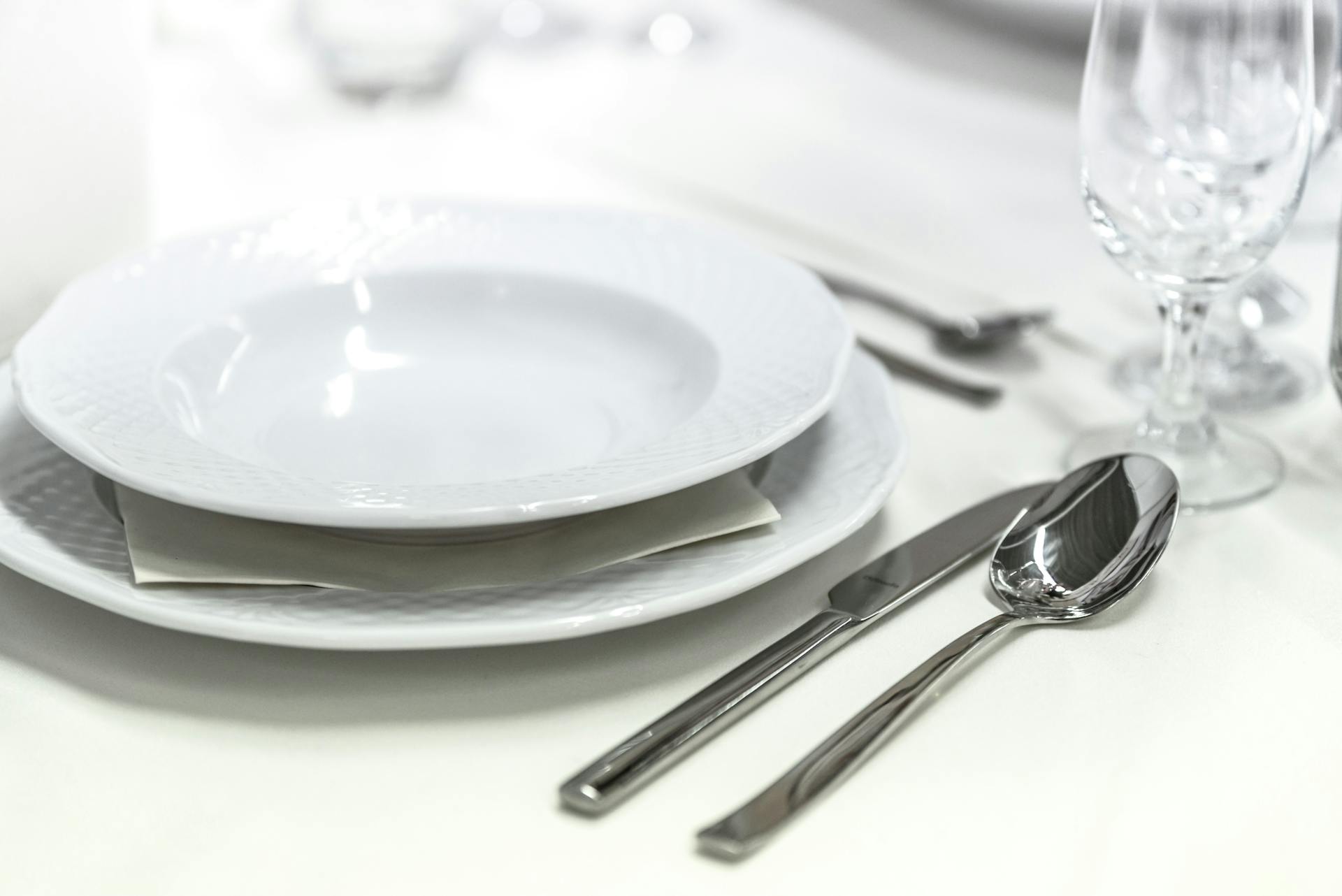 An empty plate on a dining table | Source: Pexels