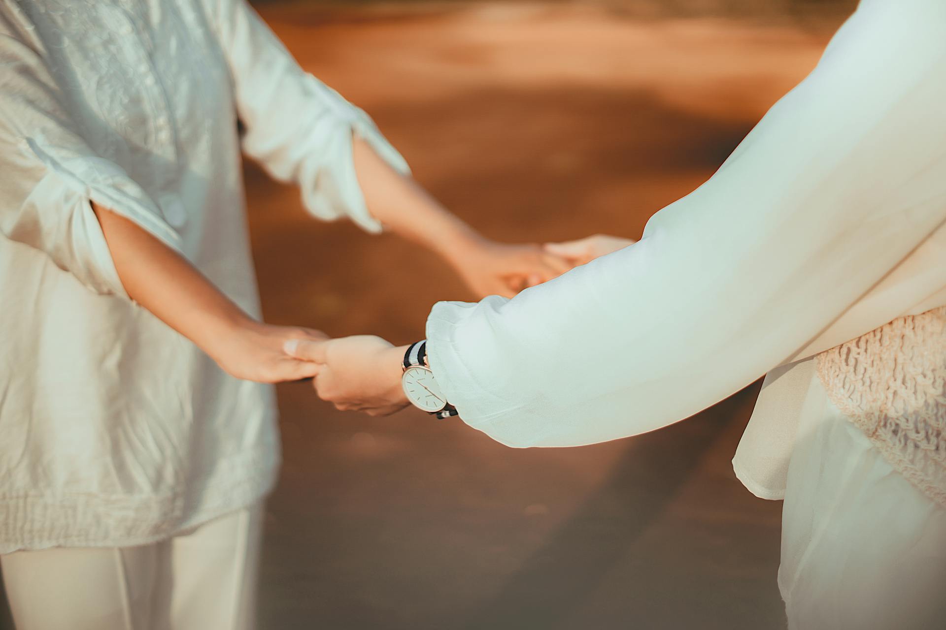 Friends holding hands | Source: Pexels