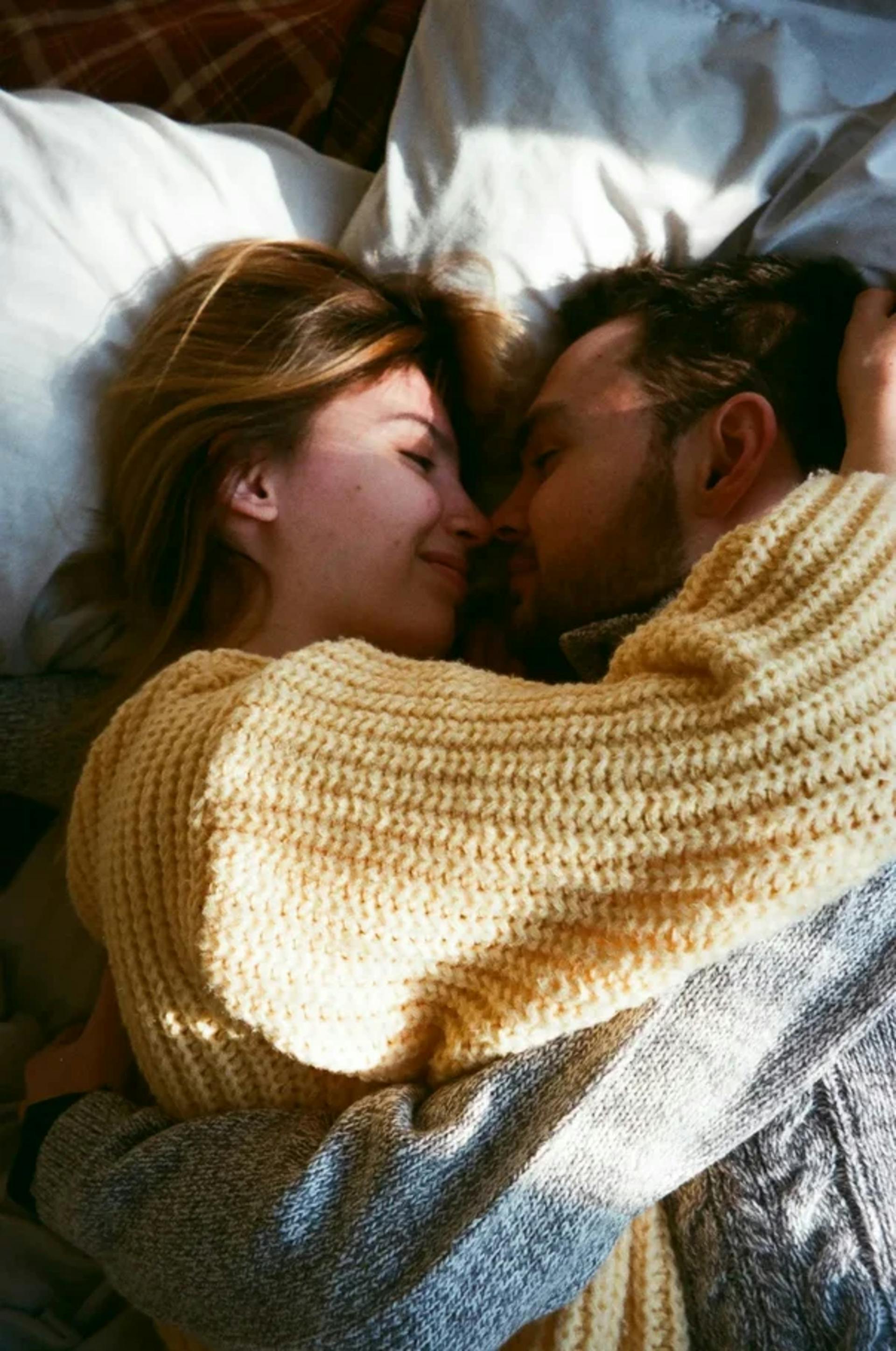 A couple in bed cuddling | Source: Pexels