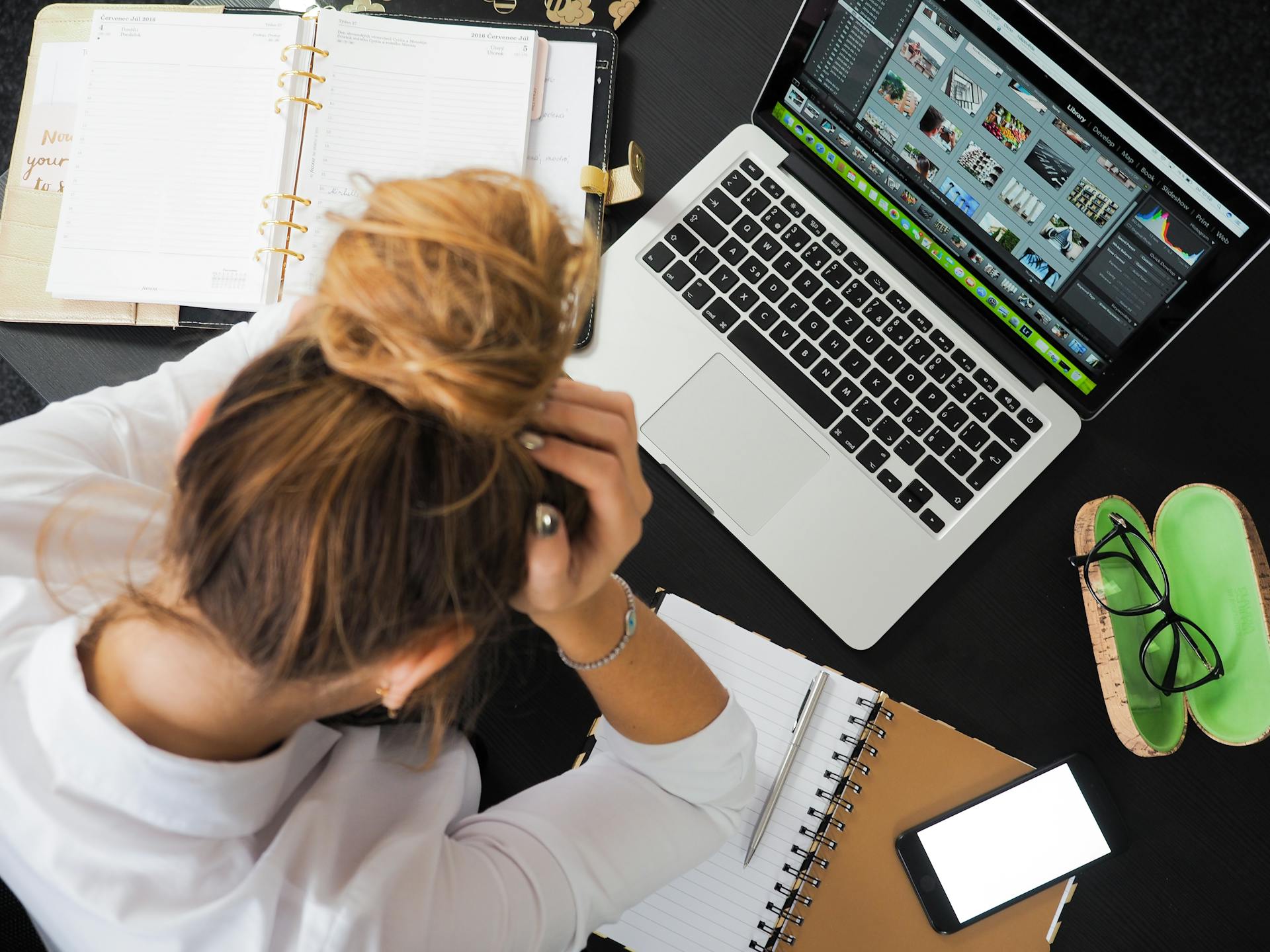 A busy woman using her laptop | Source: Pexels