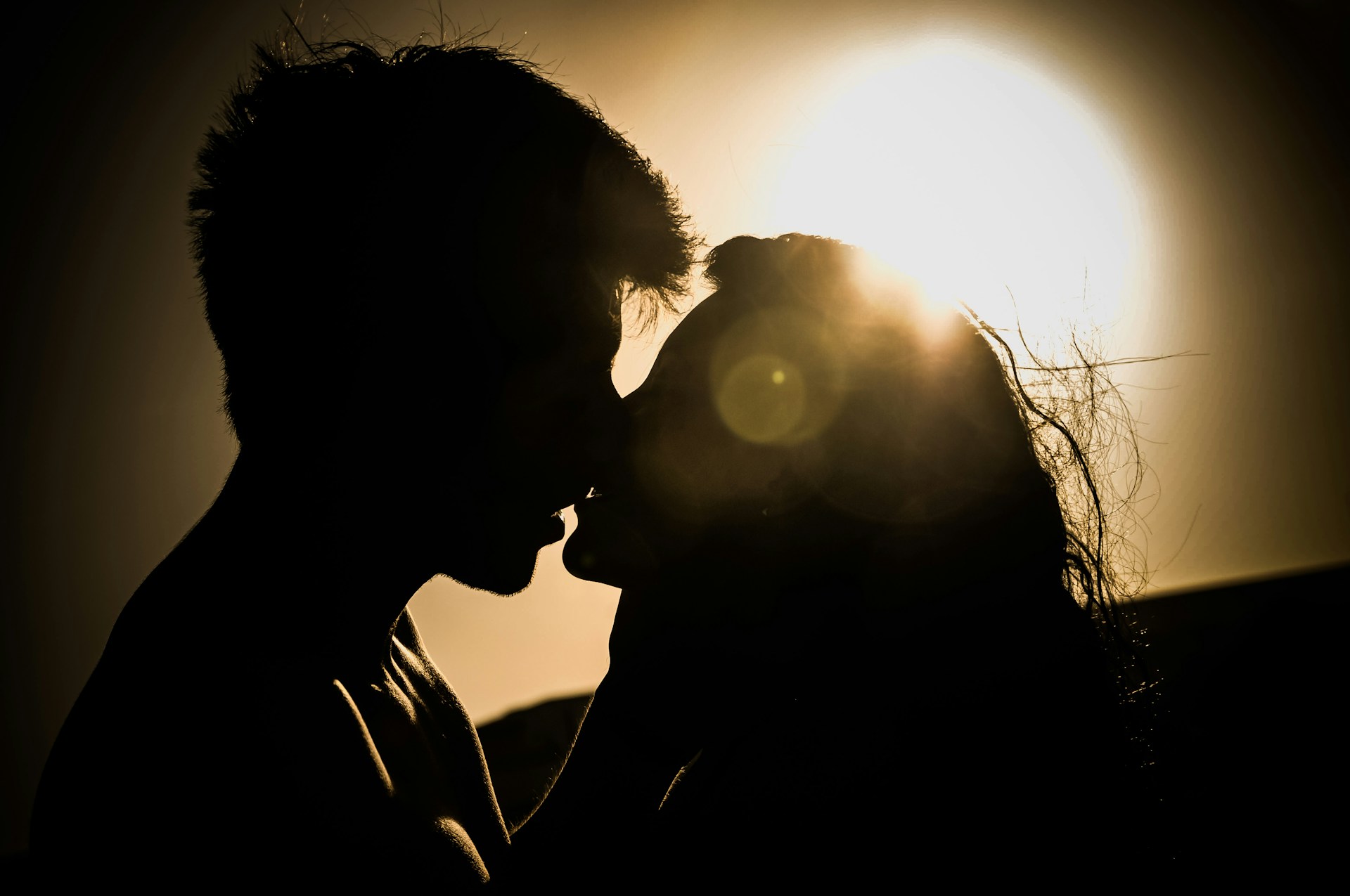 A romantic couple kissing each other | Source: Unsplash