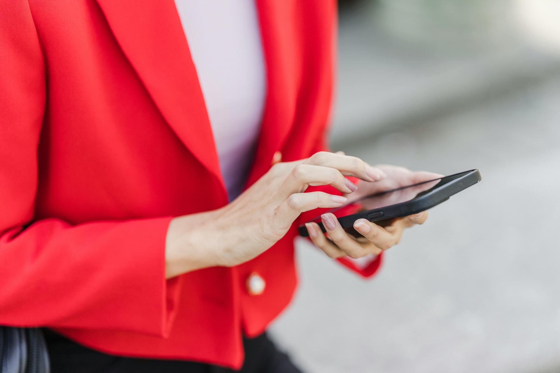 A woman using her cell phone | Source: Pexels