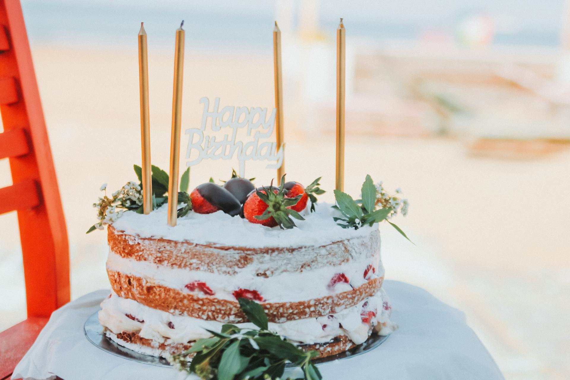 A cake with four candles | Source: Pexels