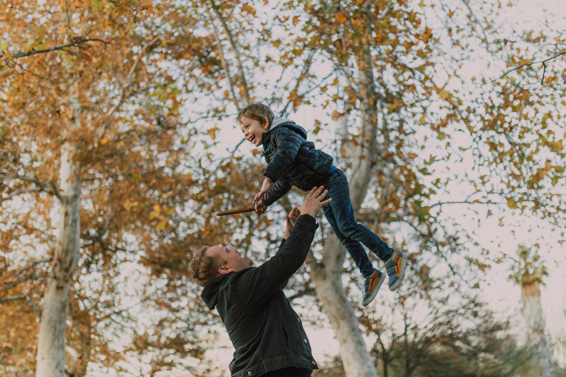 A happy father and son bonding | Source: Pexels