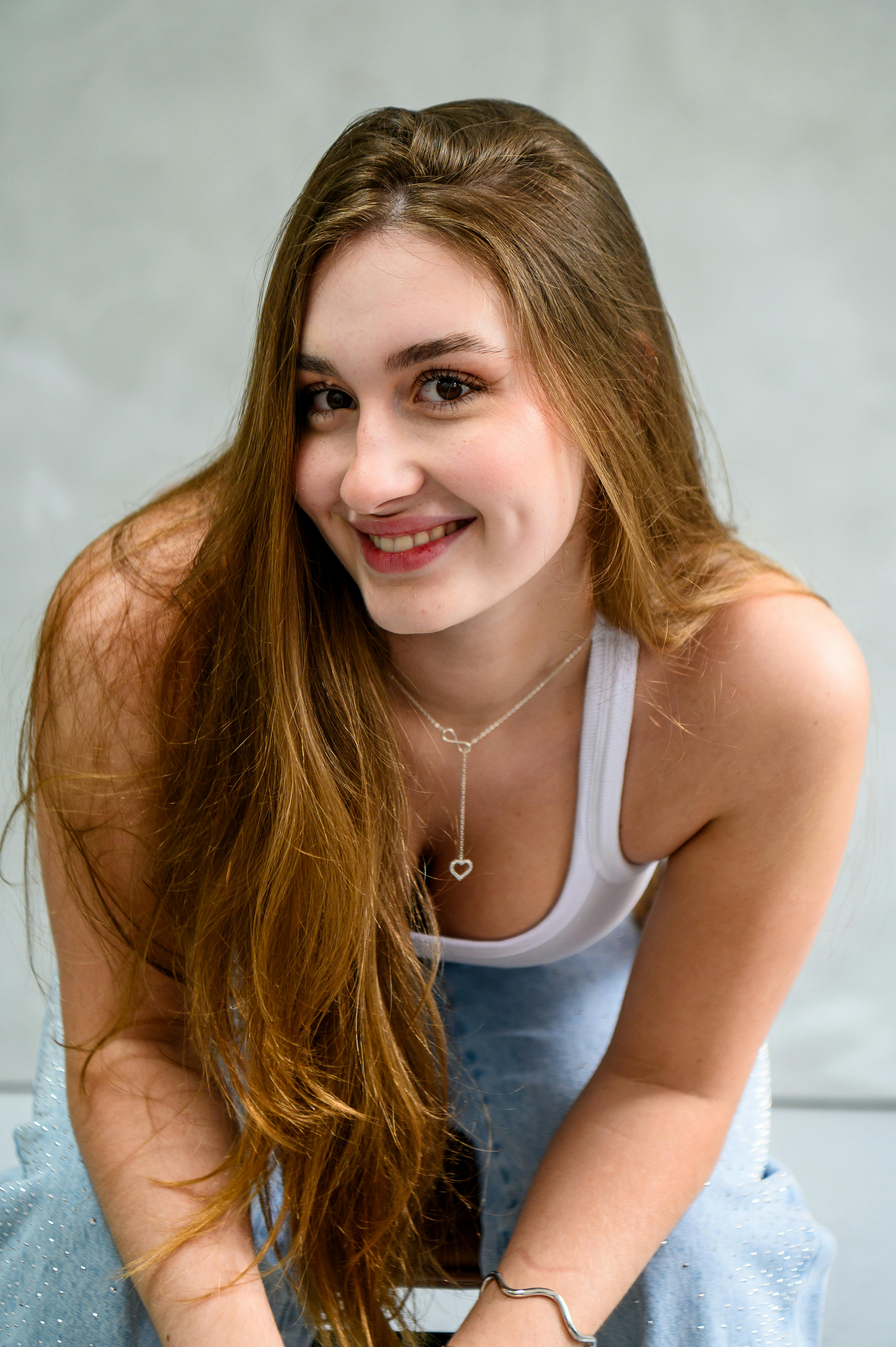 A woman bending over and smiling | Source: Pexels