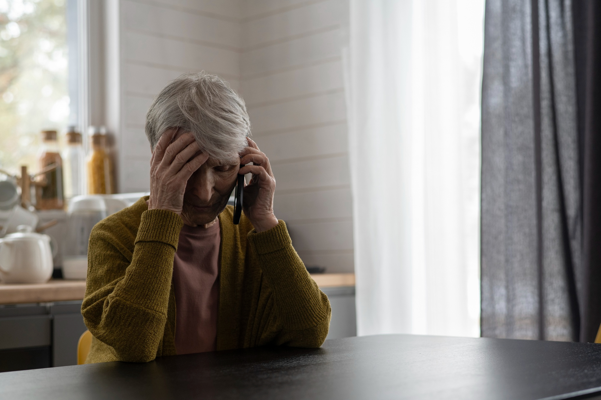 An upset woman on a call | Source: Freepik