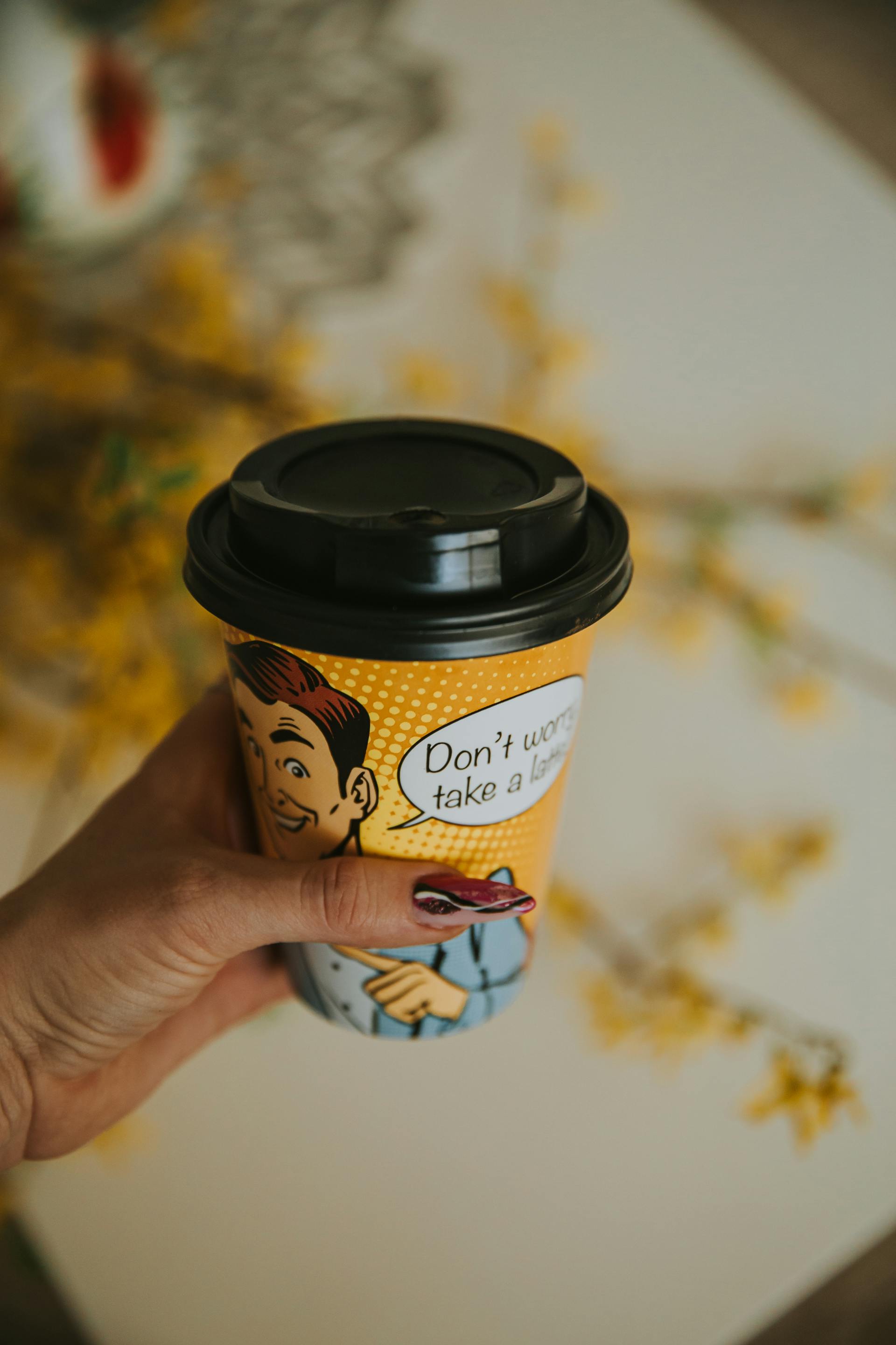 Une femme tenant une tasse de café | Source : Pexels