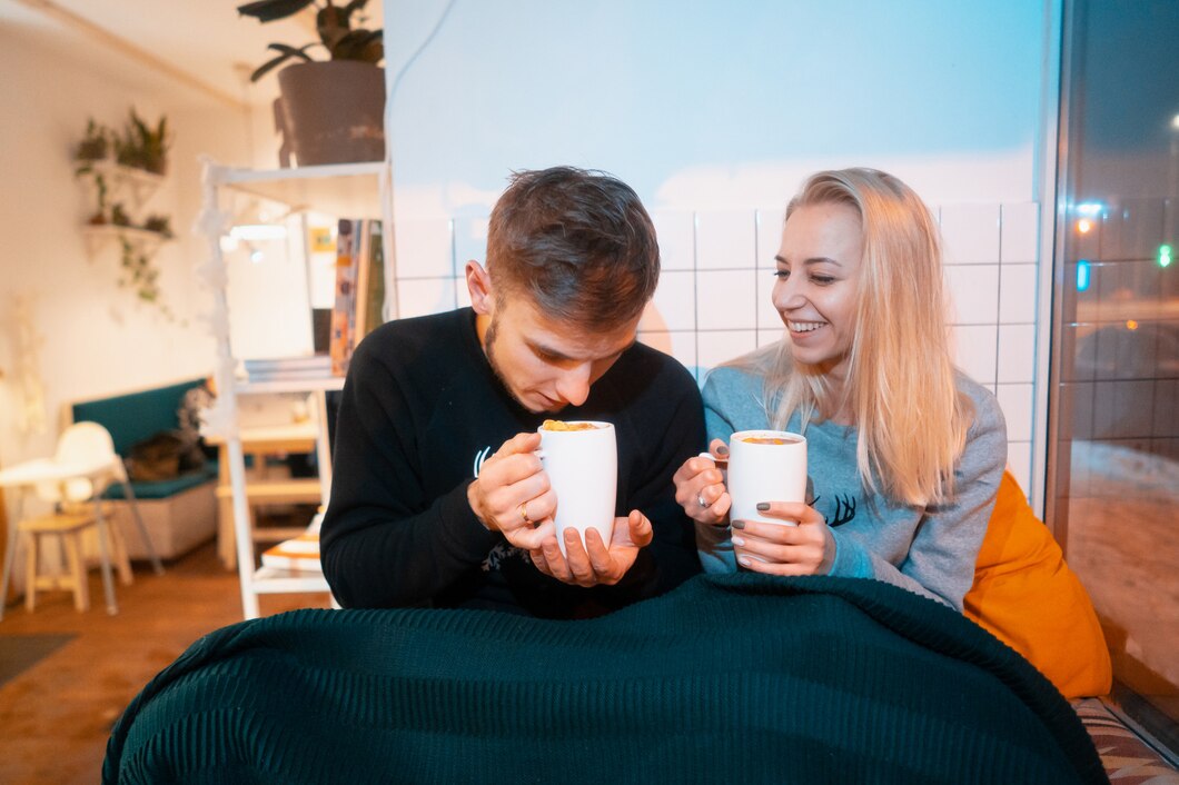 A couple drinking coffee | Source: Freepik