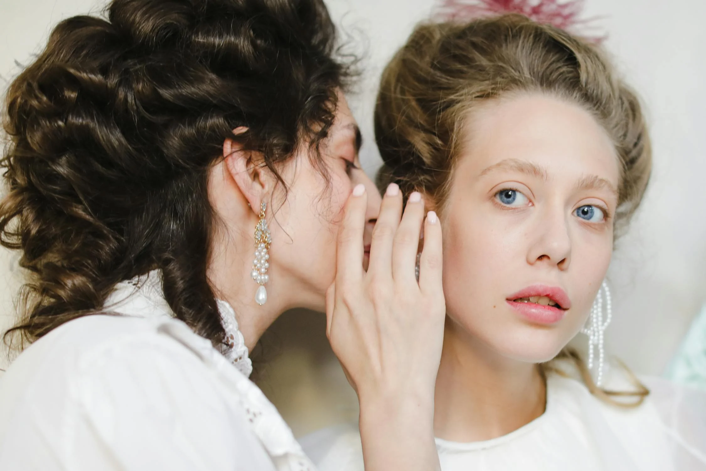 Two women gossiping | Source: Pexels